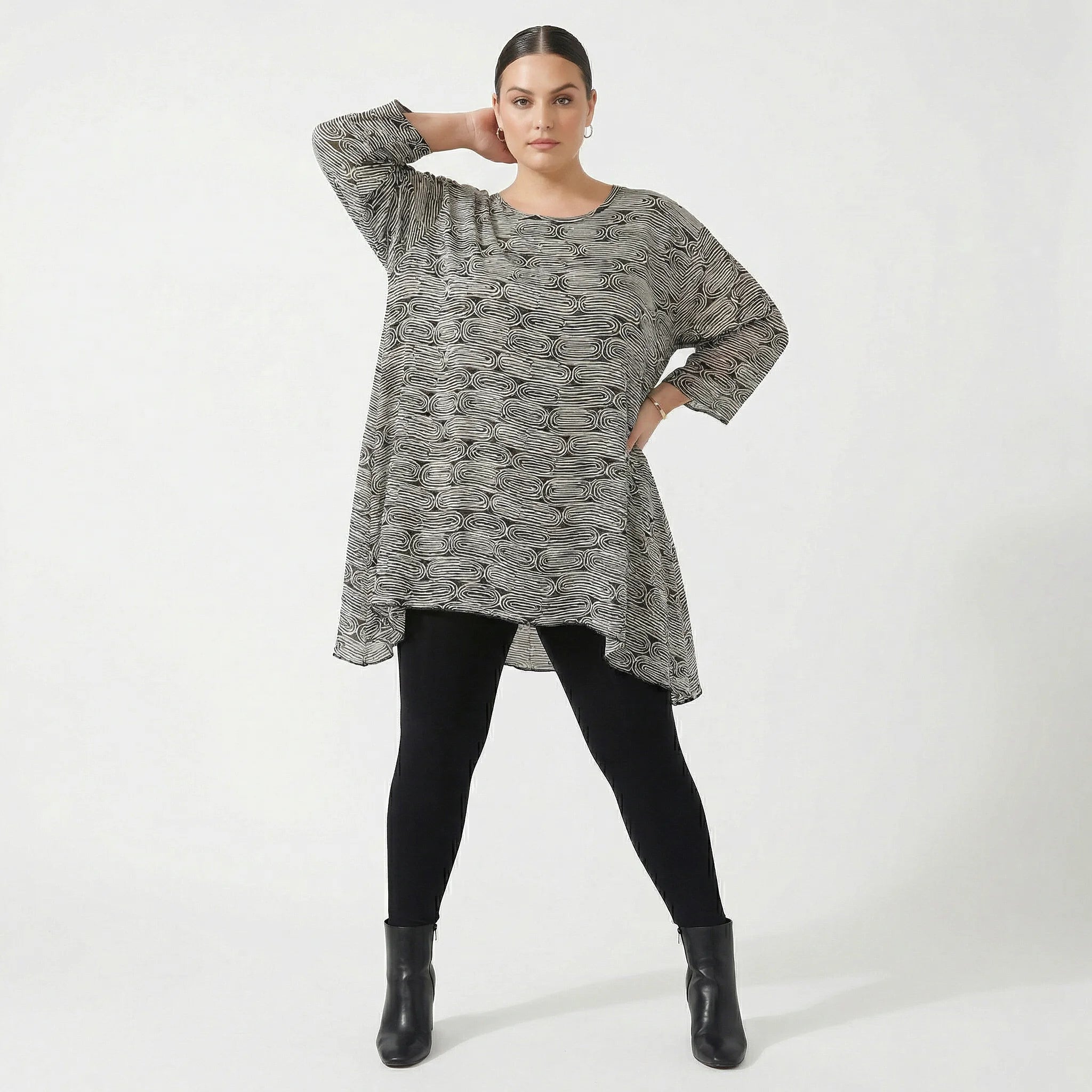 Zeitlos legeres Oversize Lagenlook Shirt aus luftig leichter Viskose mit Biesen Struktur, Schwarz/Weiß