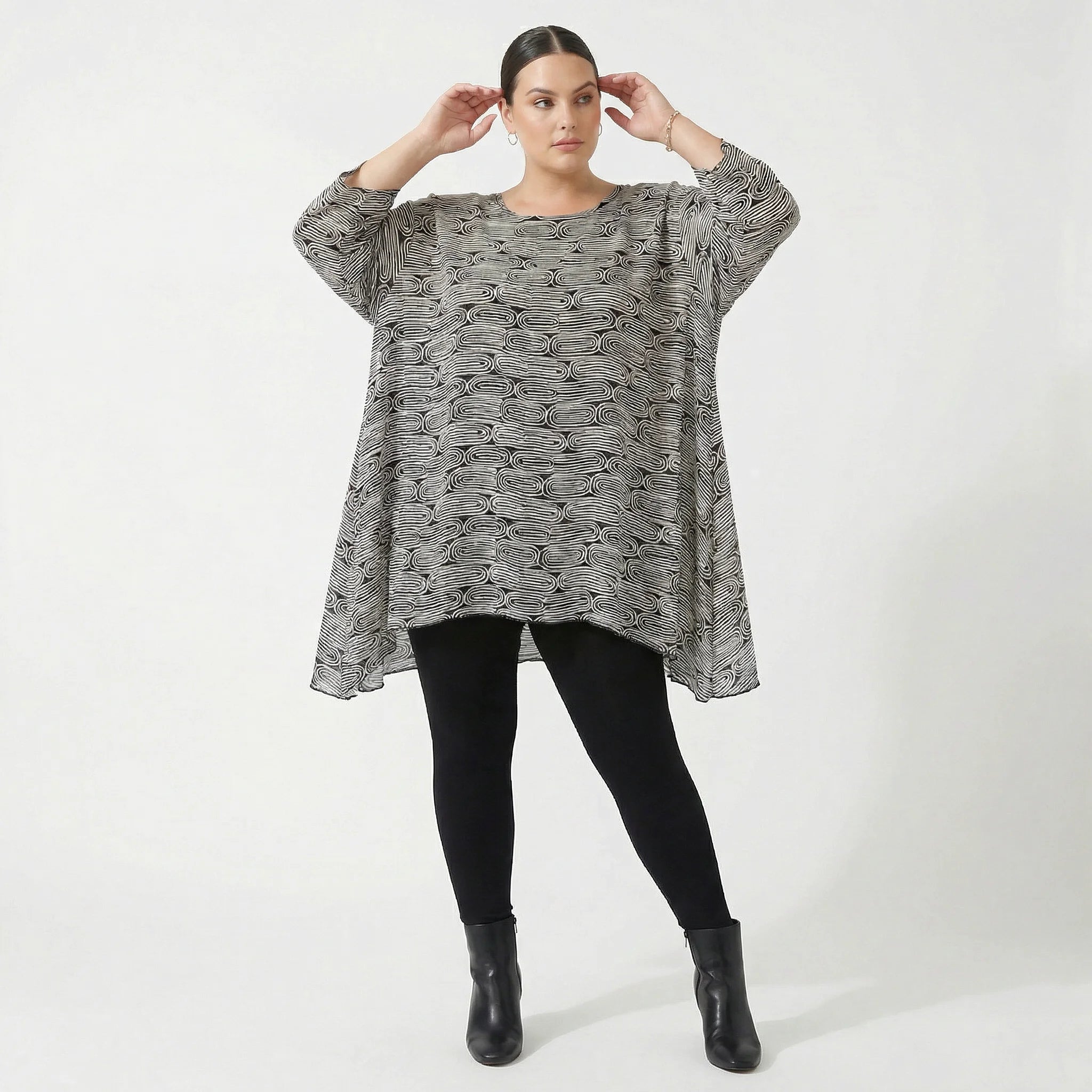 Zeitlos legeres Oversize Lagenlook Shirt aus luftig leichter Viskose mit Biesen Struktur, Schwarz/Weiß