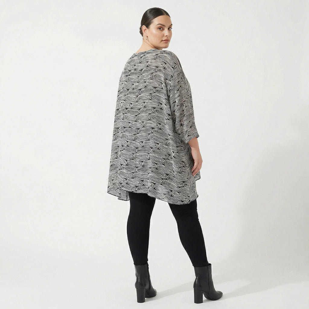 Zeitlos legeres Oversize Lagenlook Shirt aus luftig leichter Viskose mit Biesen Struktur, Schwarz/Weiß