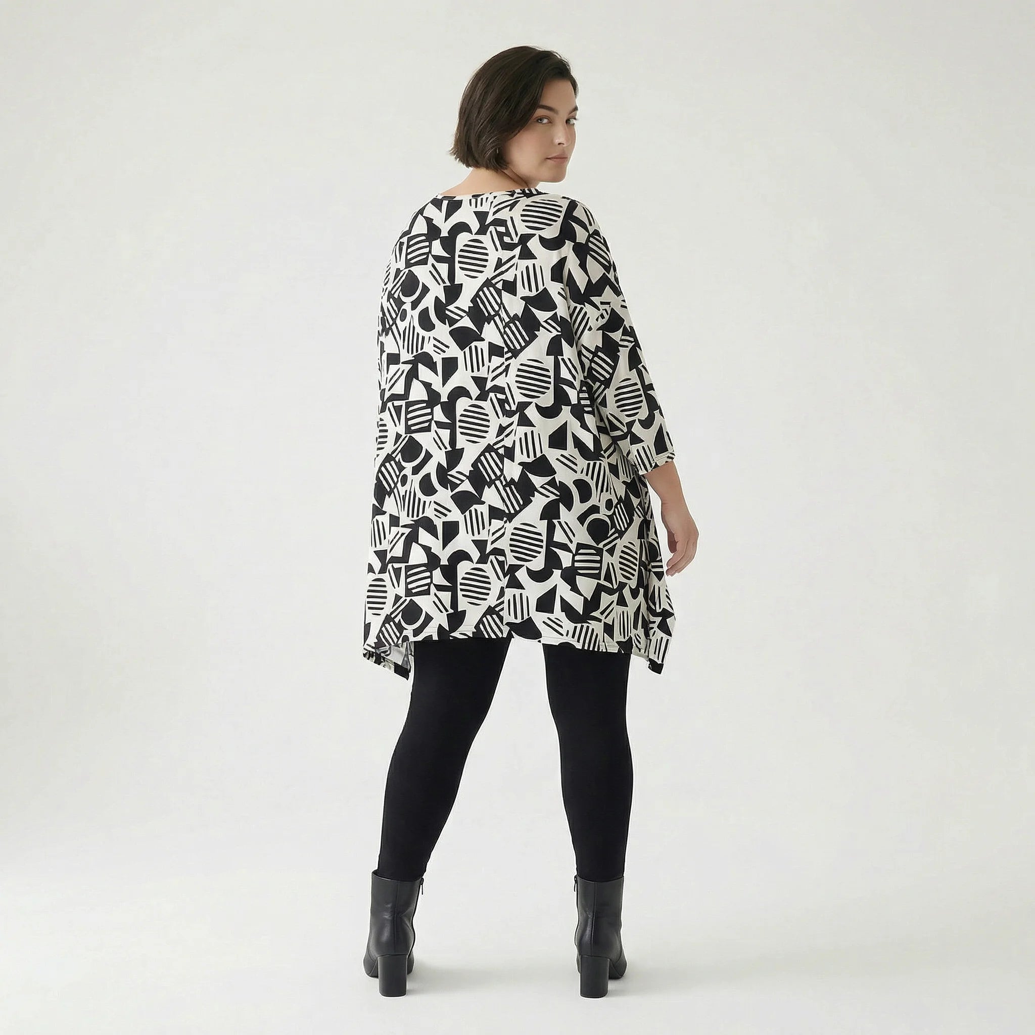 Ausgefallenes Oversize Shirt aus elastischem Traveller Material mit grafischem Muster, Weiß/Schwarz