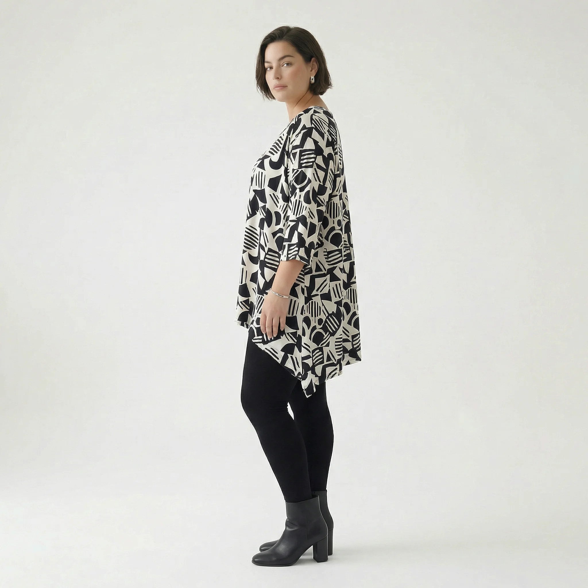 Ausgefallenes Oversize Shirt aus elastischem Traveller Material mit grafischem Muster, Weiß/Schwarz