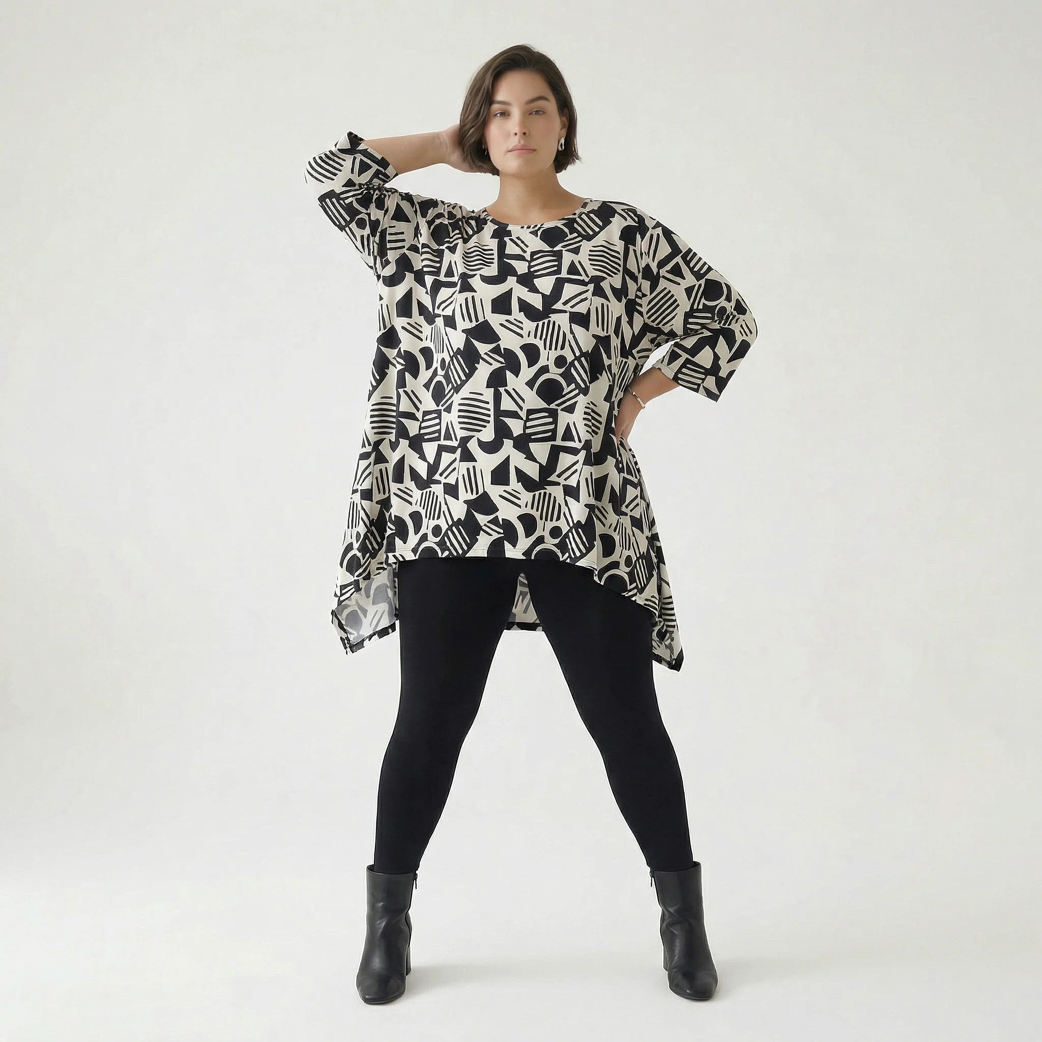 Ausgefallenes Oversize Shirt aus elastischem Traveller Material mit grafischem Muster, Weiß/Schwarz