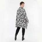 Ausgefallene Oversize Jacke im modernen Lagenlook mit stretchigem Traveller Material, Weiß/Schwarz
