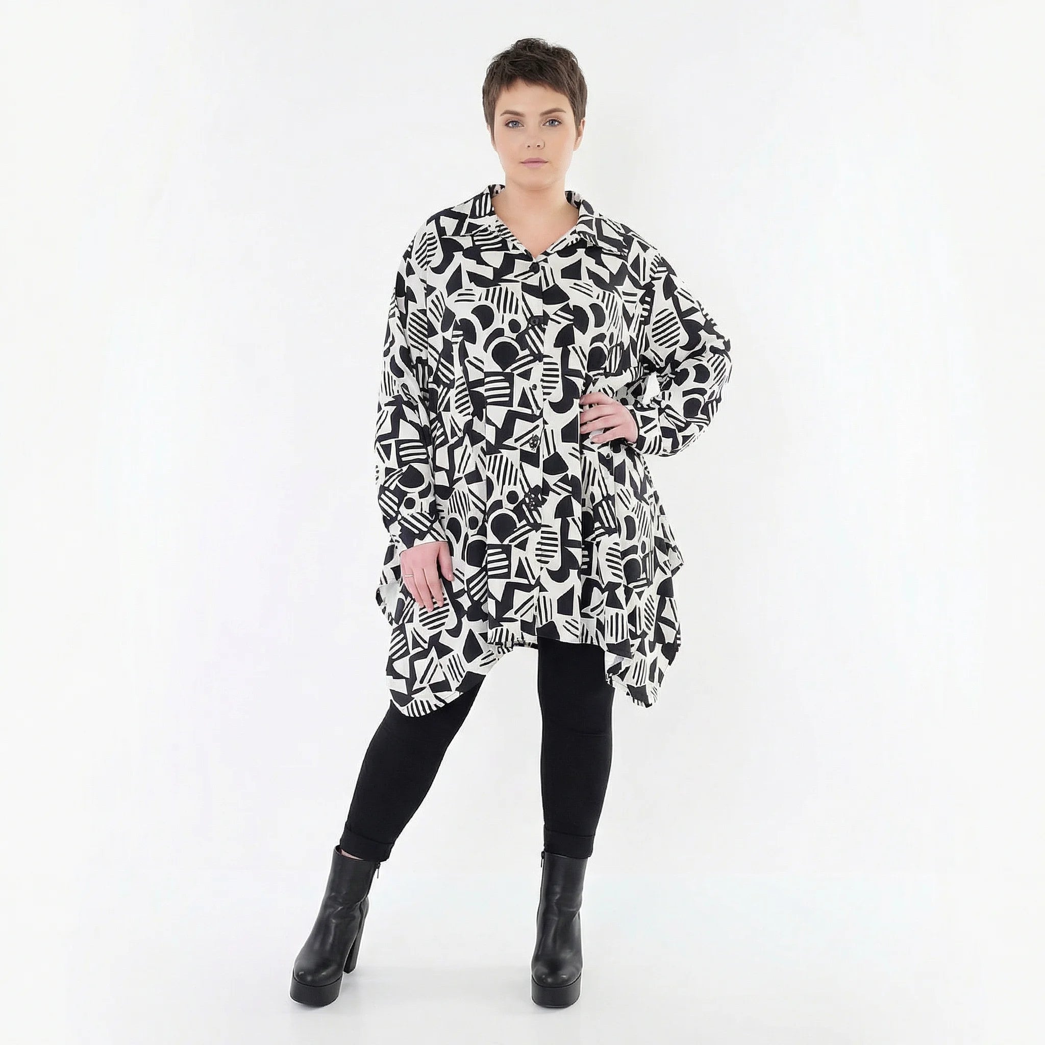 Ausgefallene Oversize Jacke im modernen Lagenlook mit stretchigem Traveller Material, Weiß/Schwarz