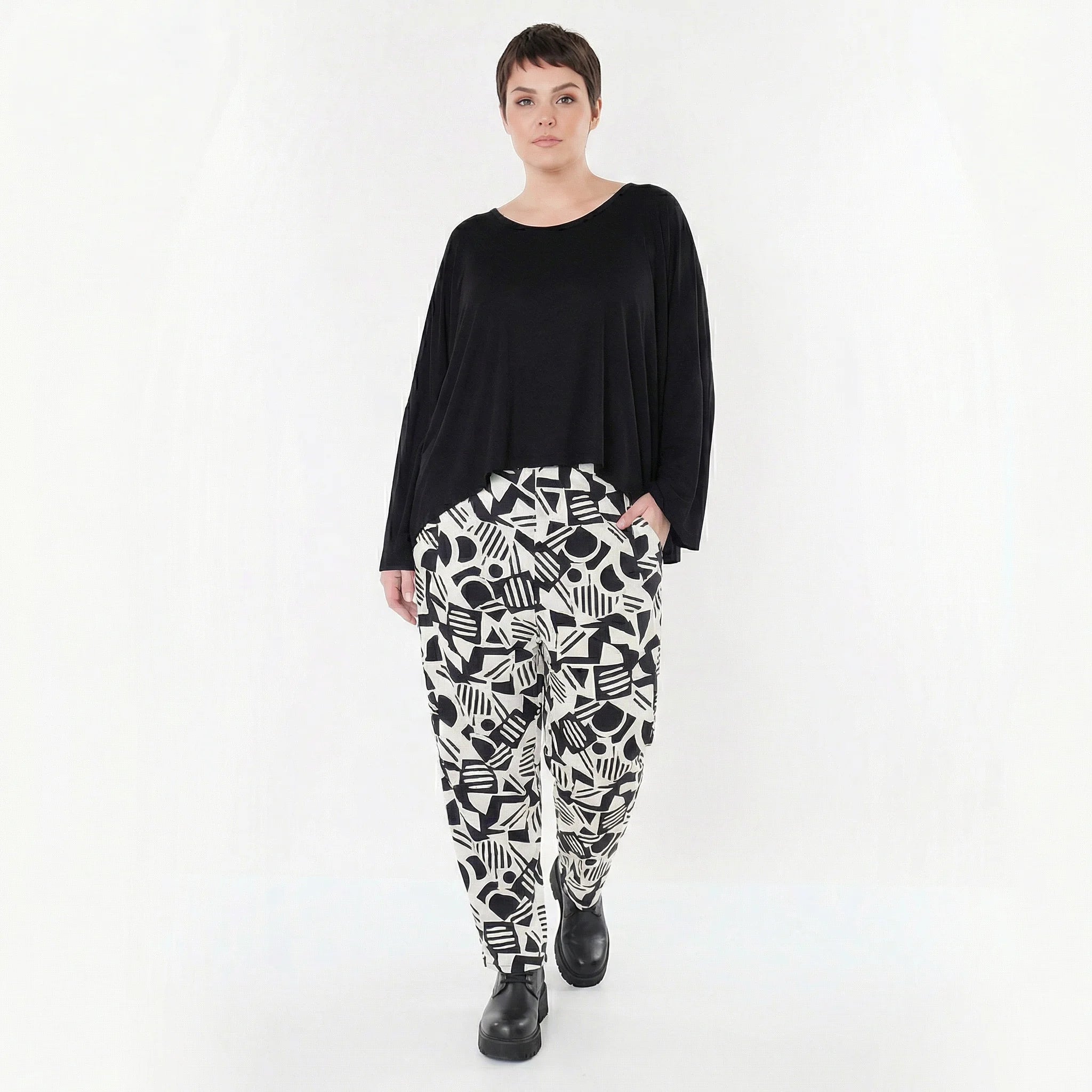 Ausgefallene Karottenhose aus stretchigem Bengaline Traveller Material im legeren Lagenlook, Weiß/Schwarz