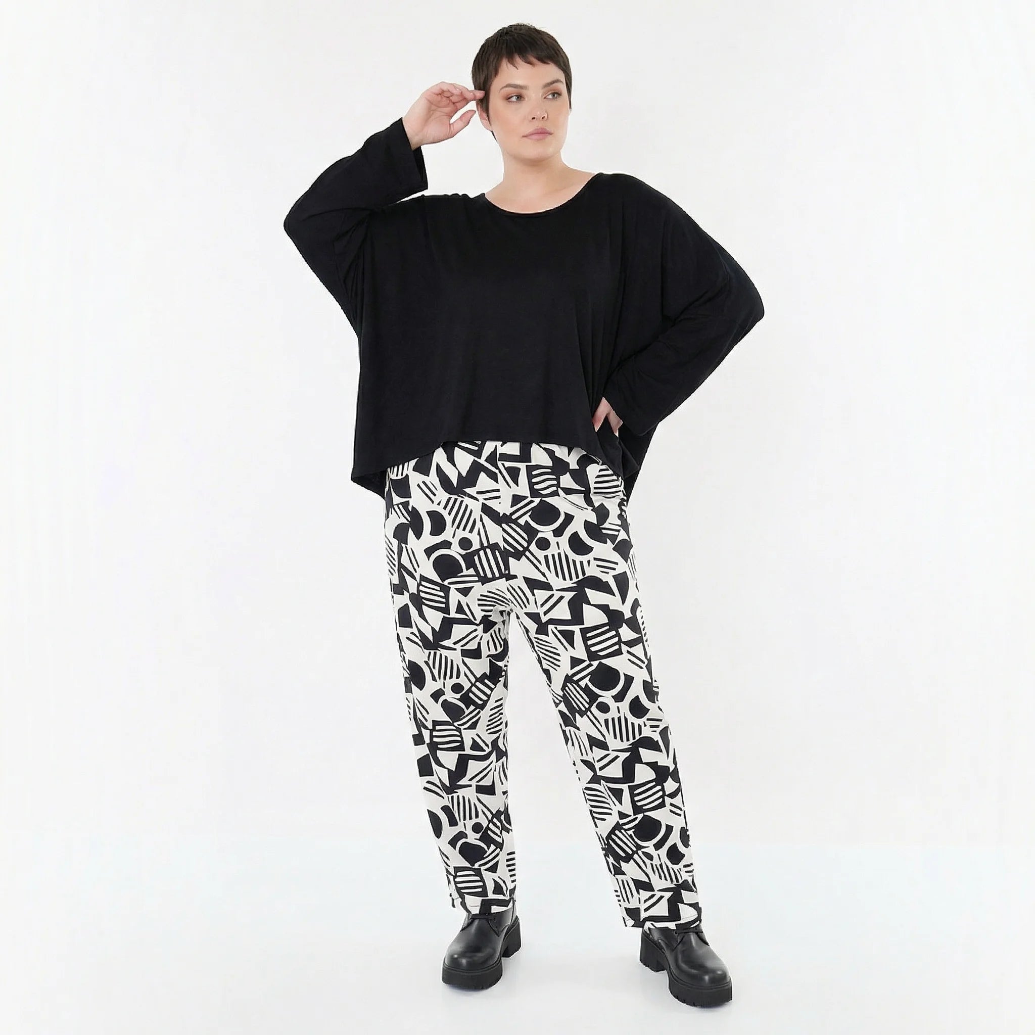 Ausgefallene Karottenhose aus stretchigem Bengaline Traveller Material im legeren Lagenlook, Weiß/Schwarz