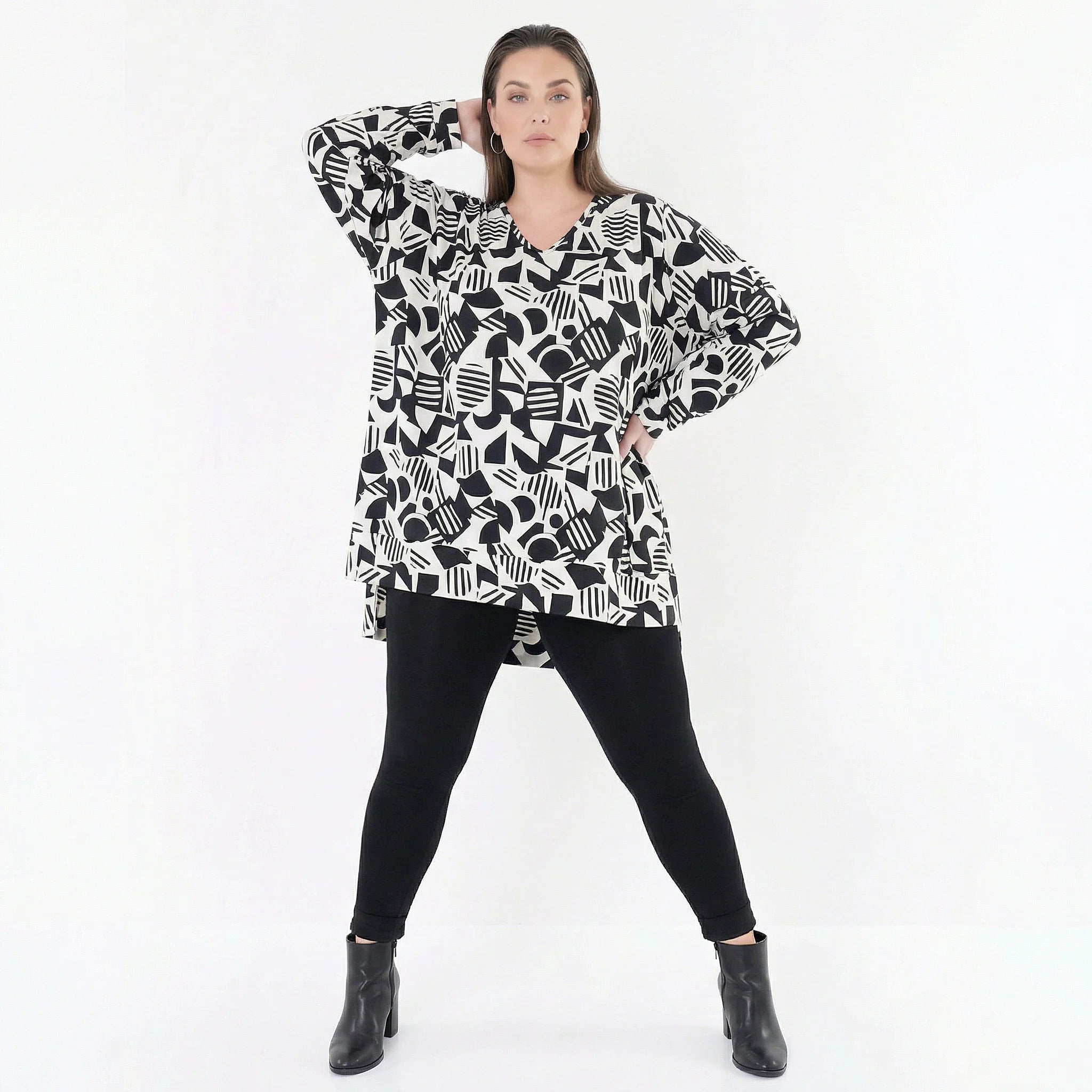 Ausgefallenes Oversize Shirt im legeren Lagenlook mit glatter Stretchqualität und Faltennaht, Weiß/Schwarz