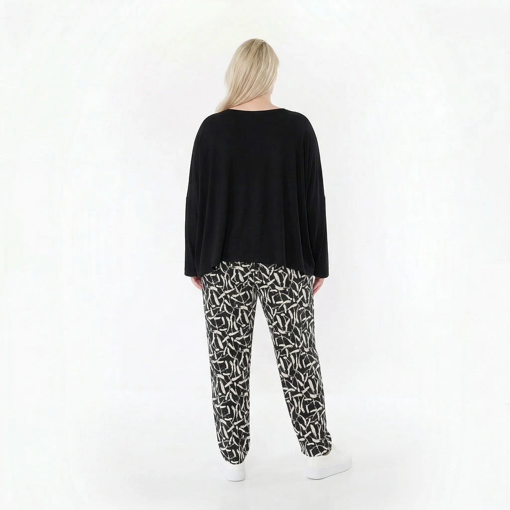 Ausgefallene Karottenhose im Lagenlook mit stretchigem, fein glattem Charakter, Pinselstrich-Muster, Schwarz/Weiß