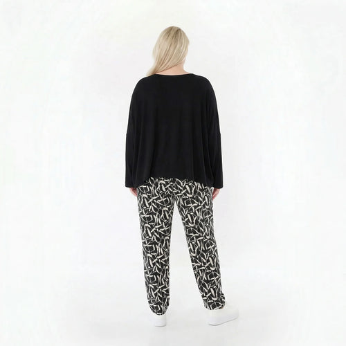 Ausgefallene Karottenhose im Lagenlook mit stretchigem, fein glattem Charakter, Pinselstrich-Muster, Schwarz/Weiß