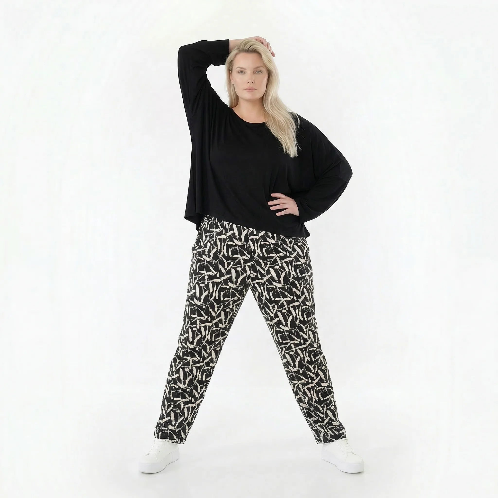 Ausgefallene Karottenhose im Lagenlook mit stretchigem, fein glattem Charakter, Pinselstrich-Muster, Schwarz/Weiß