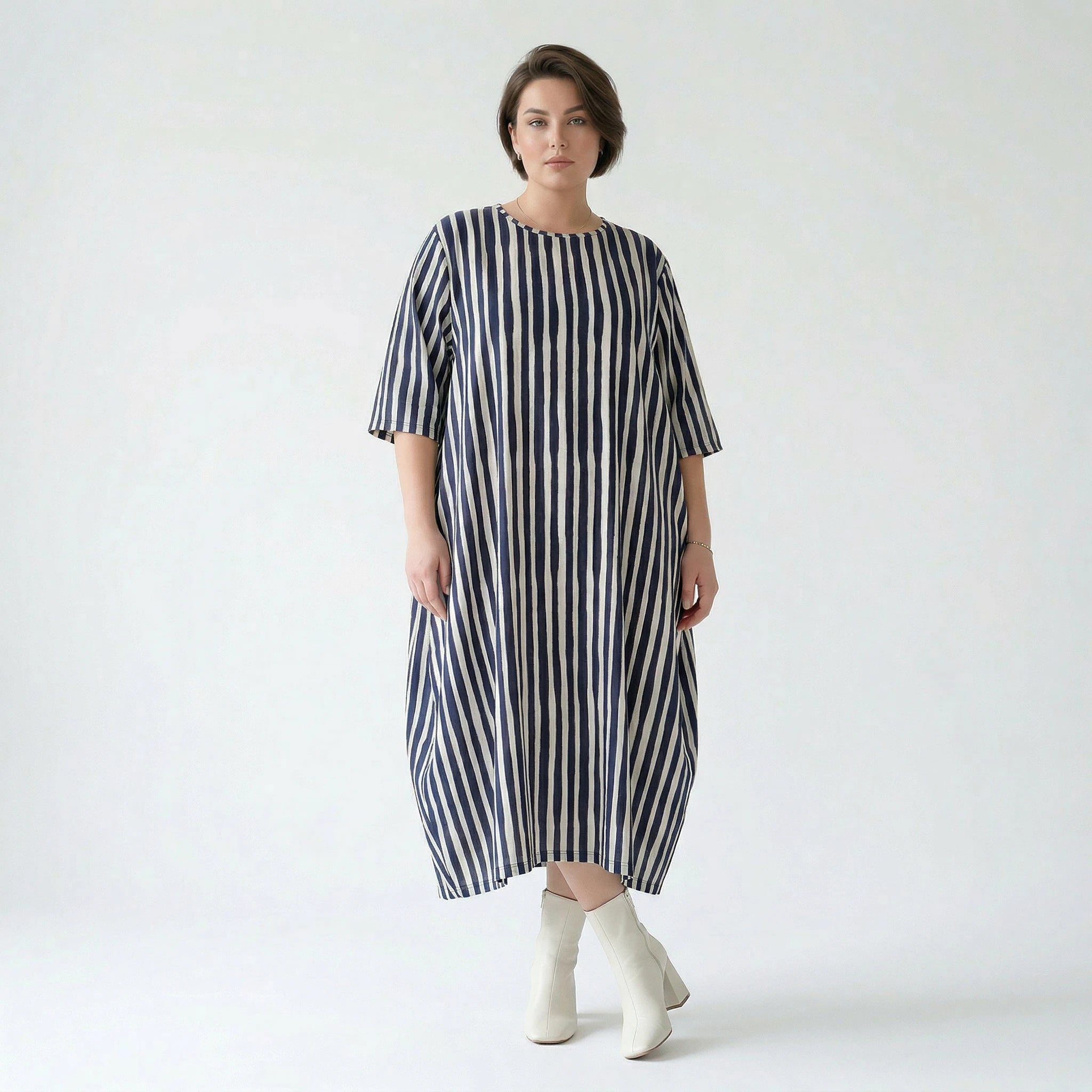 Emotionaler Lagenlook im ausgefallenen Oversize Ballon Kleid aus luftigem Baumwollmix, Marine/Weiß