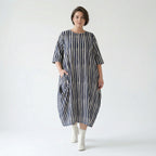 Emotionaler Lagenlook im ausgefallenen Oversize Ballon Kleid aus luftigem Baumwollmix, Marine/Weiß