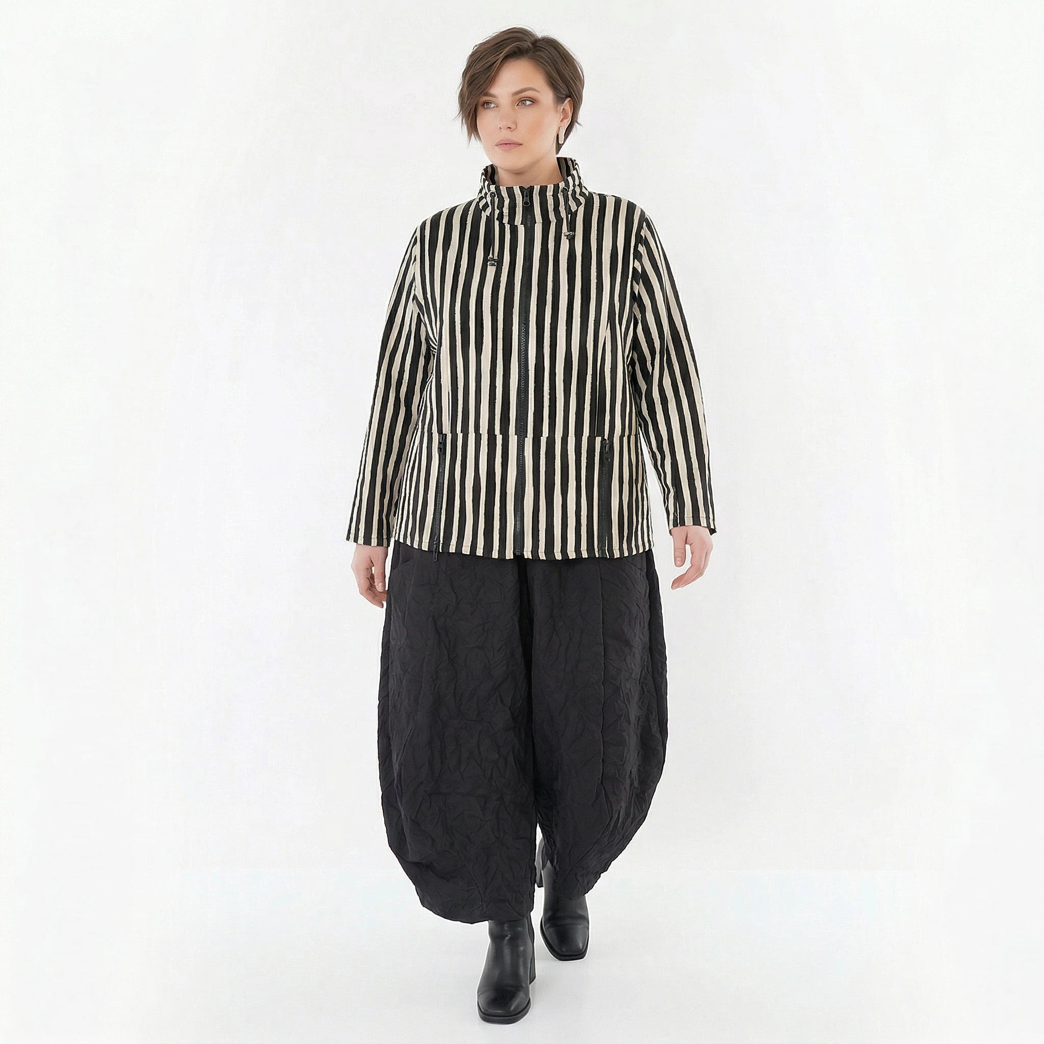 Luftige Oversize Lagenlook Jacke mit Stehkragen und ausgefallenen Blockstreifen, Schwarz/Weiß