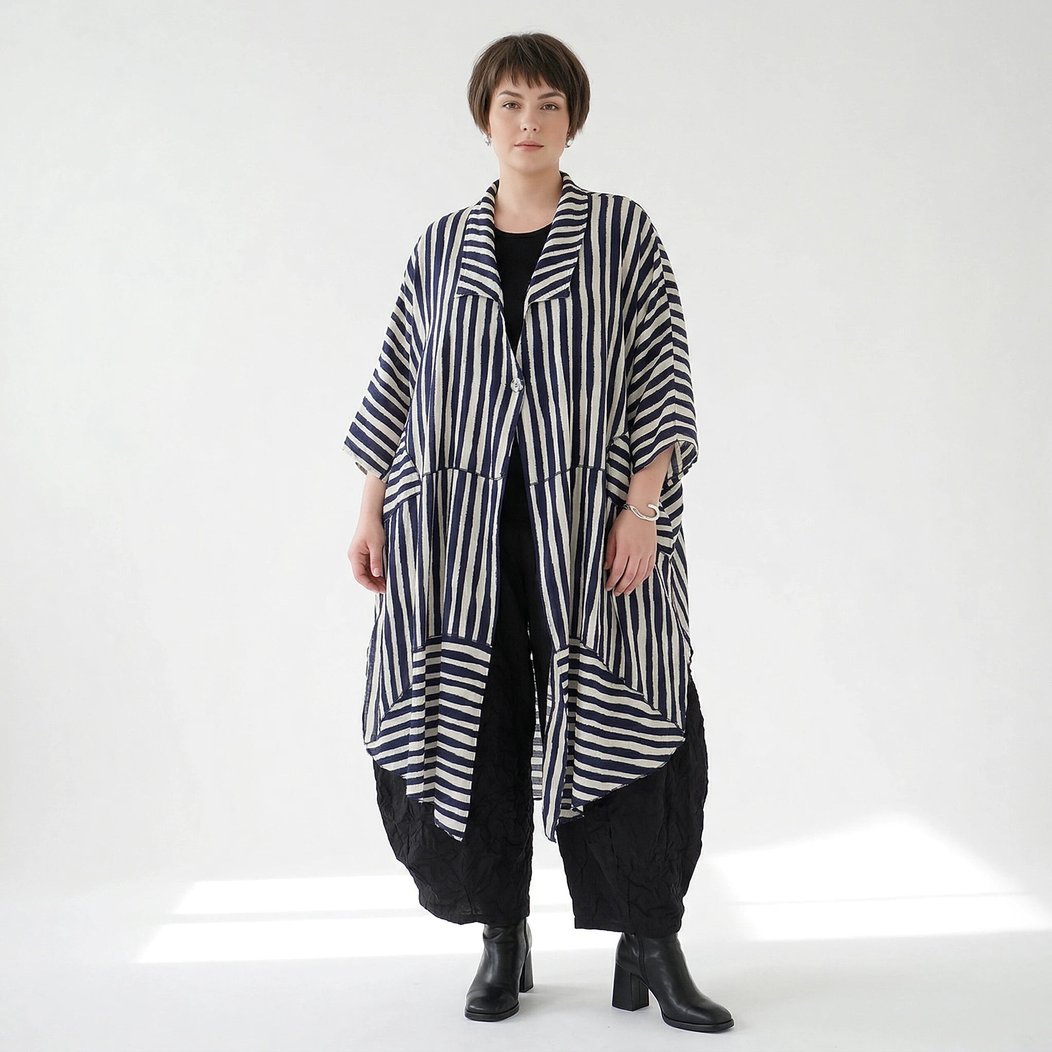 Zeitlos ausgefallener A-Form Mantel mit luftig leichtem Lagenlook und Blockstreifen Design, Marine/Weiß