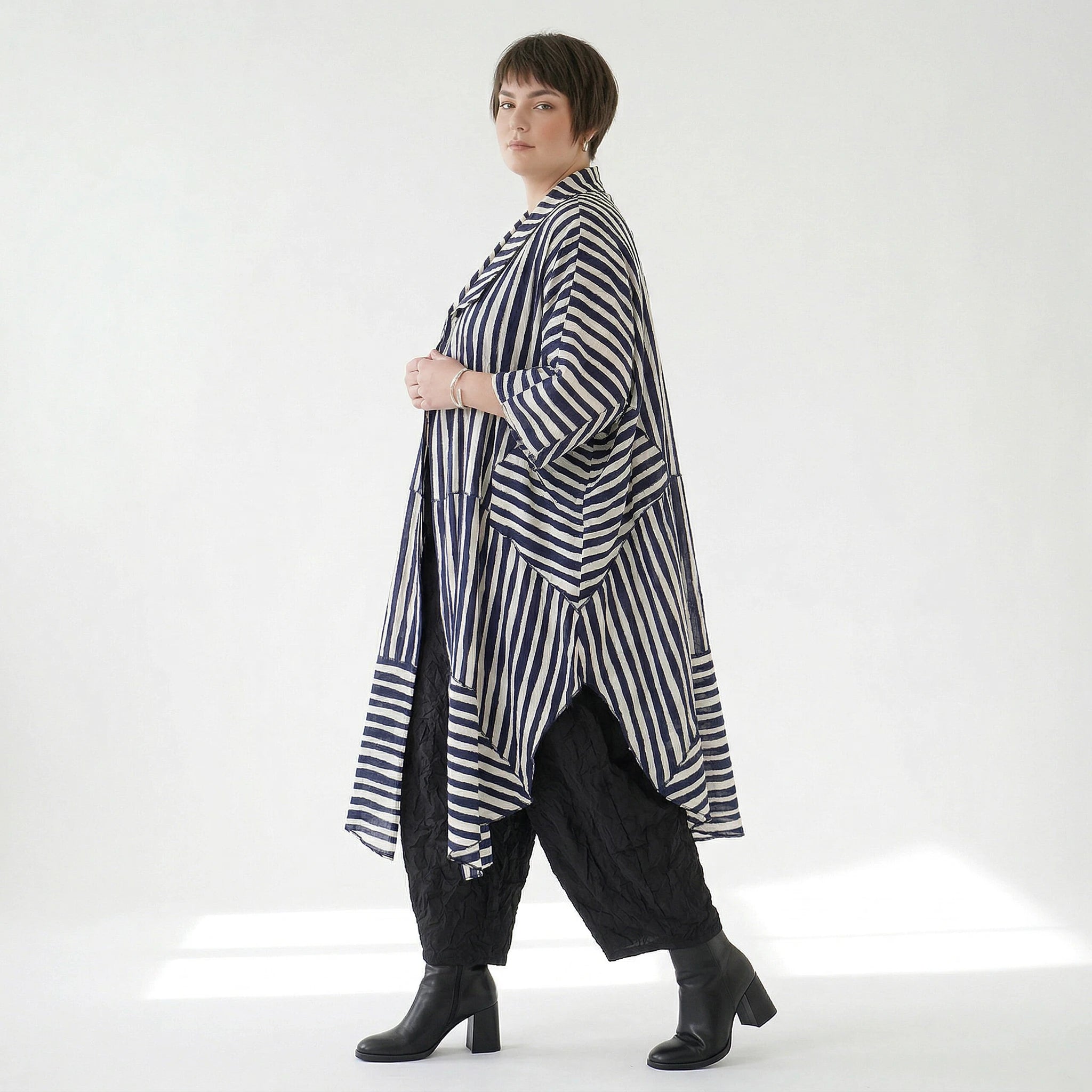 Zeitlos ausgefallener A-Form Mantel mit luftig leichtem Lagenlook und Blockstreifen Design, Marine/Weiß