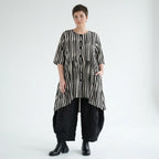 Luftig leichte Oversize Bluse in A-Form mit ausgefallenem Lagenlook und Blockstreifen, Schwarz/Weiß