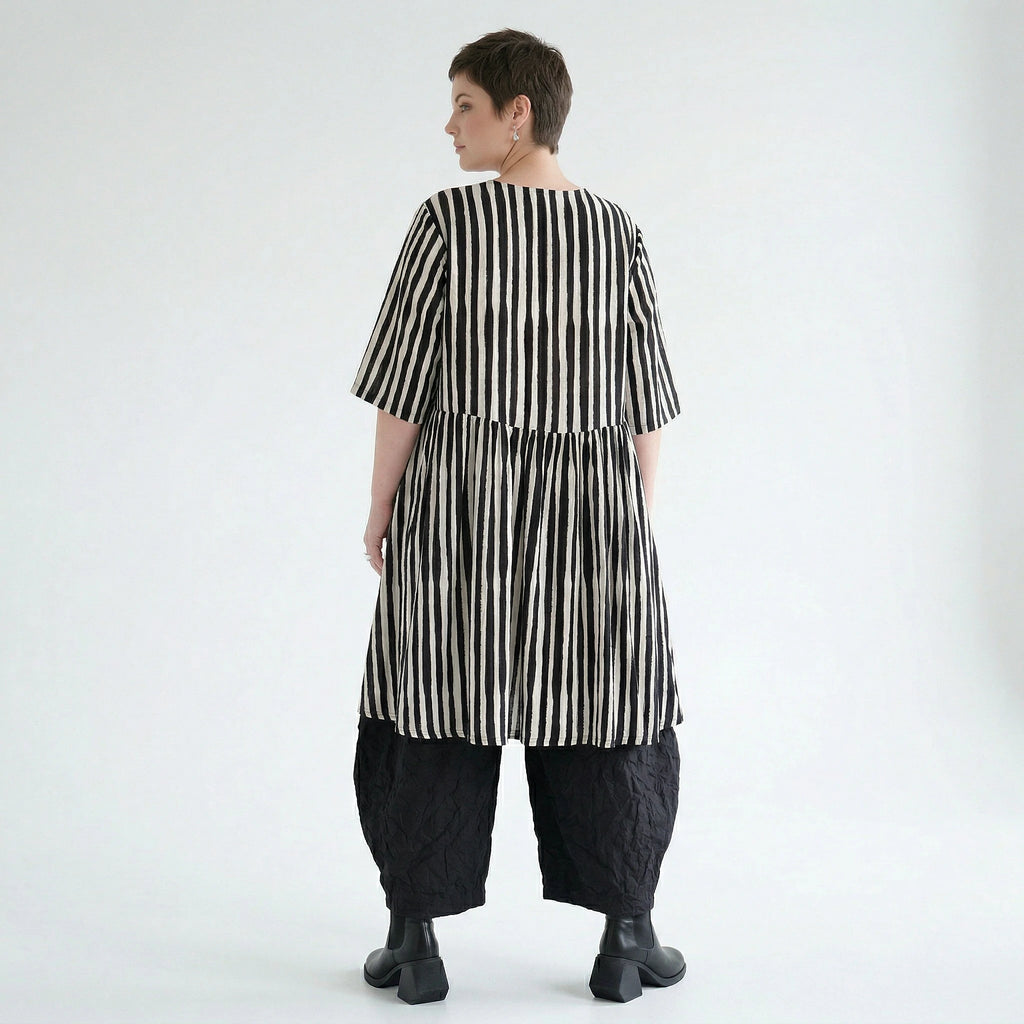 Luftig leichte Oversize Bluse in A-Form mit ausgefallenem Lagenlook und Blockstreifen, Schwarz/Weiß