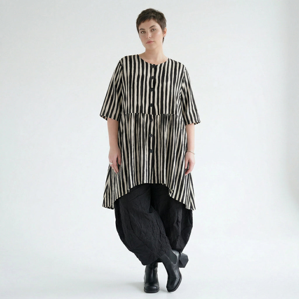 Luftig leichte Oversize Bluse in A-Form mit ausgefallenem Lagenlook und Blockstreifen, Schwarz/Weiß