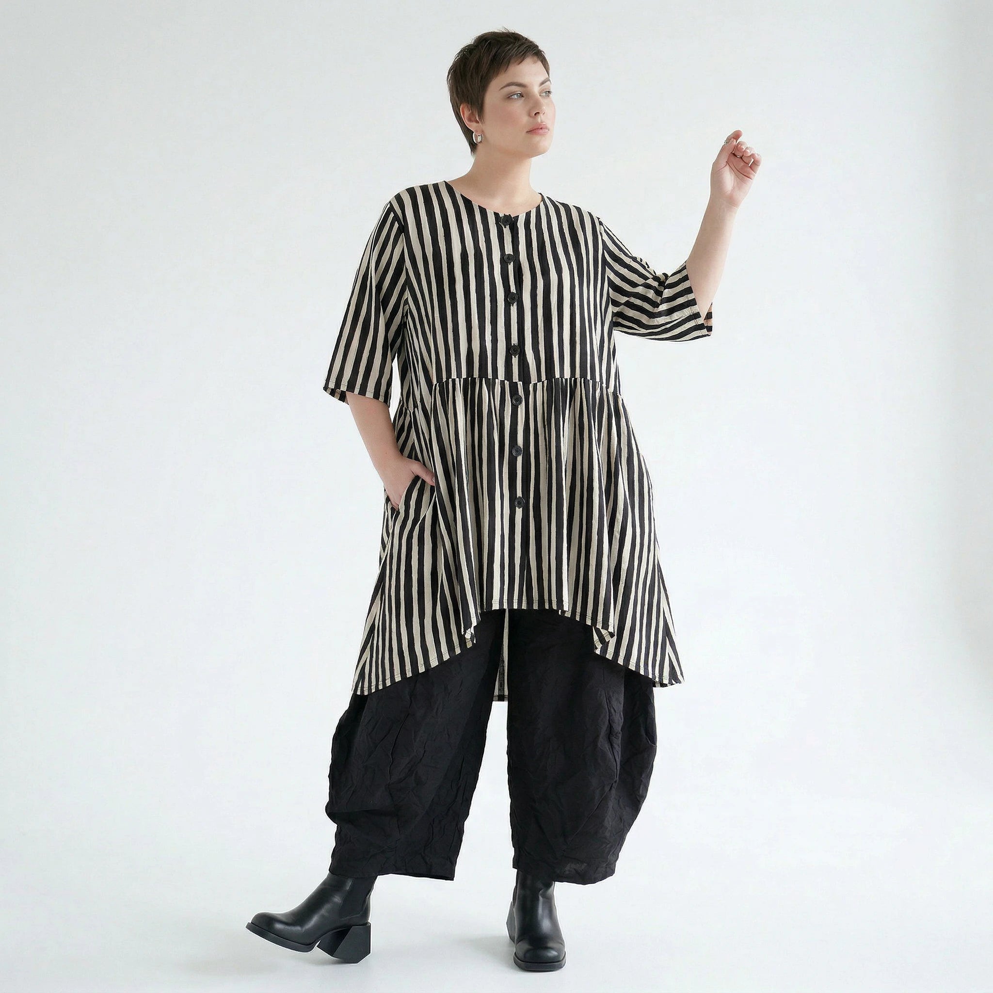 Luftig leichte Oversize Bluse in A-Form mit ausgefallenem Lagenlook und Blockstreifen, Schwarz/Weiß