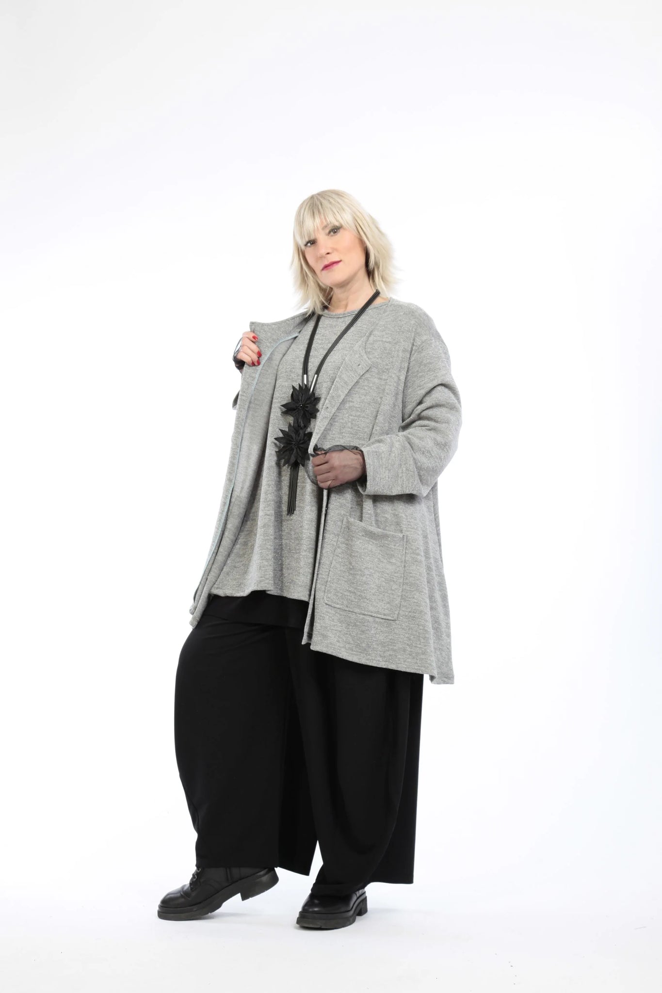  A-Form Blusenjacke in elegantem Silber mit Lurex, weichem Strick, praktischen Taschen, Oversize-Schnitt