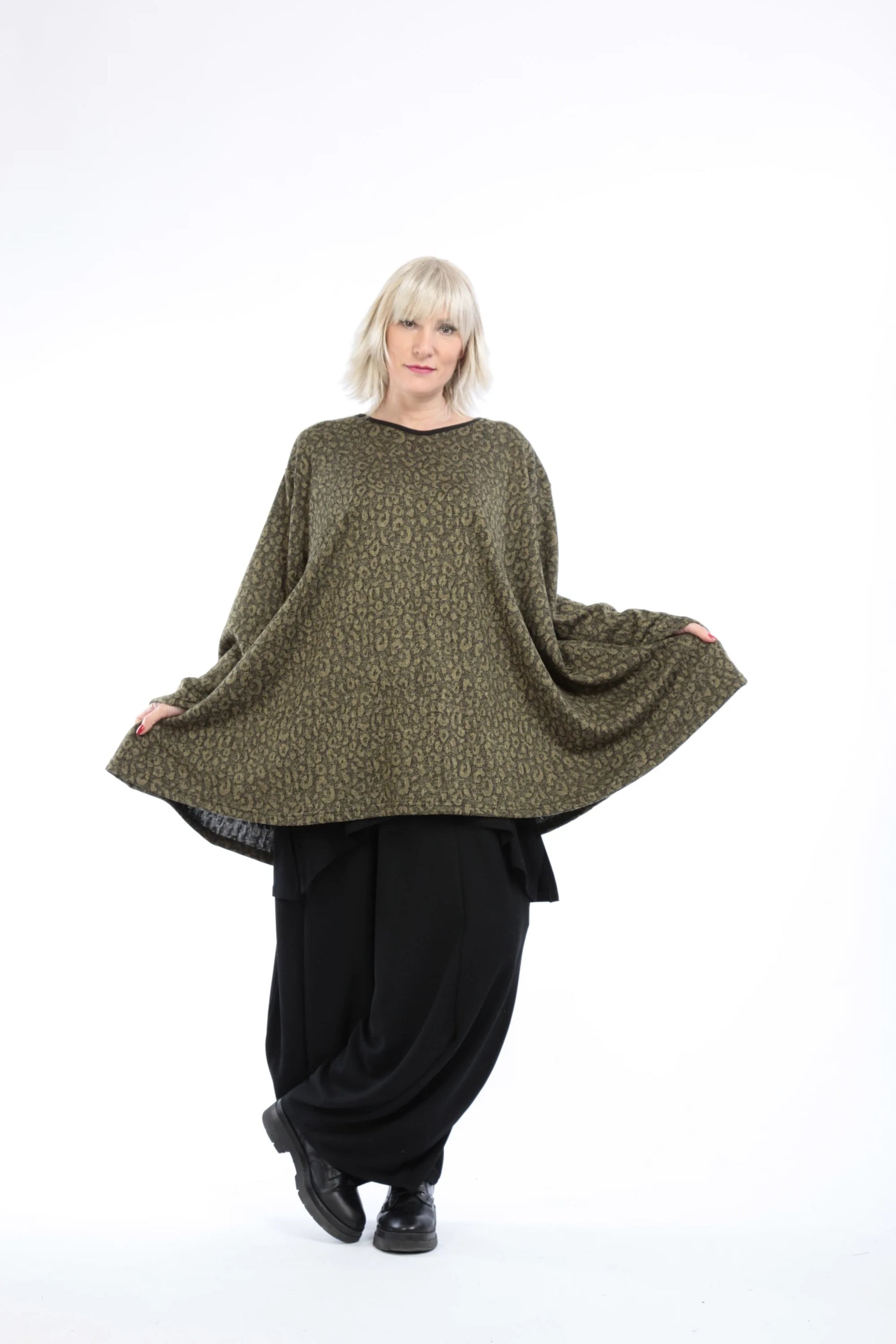  A-Form Shirt in elegantem Oliv mit Leopardenmuster und Rollkragen für Oversize-Look