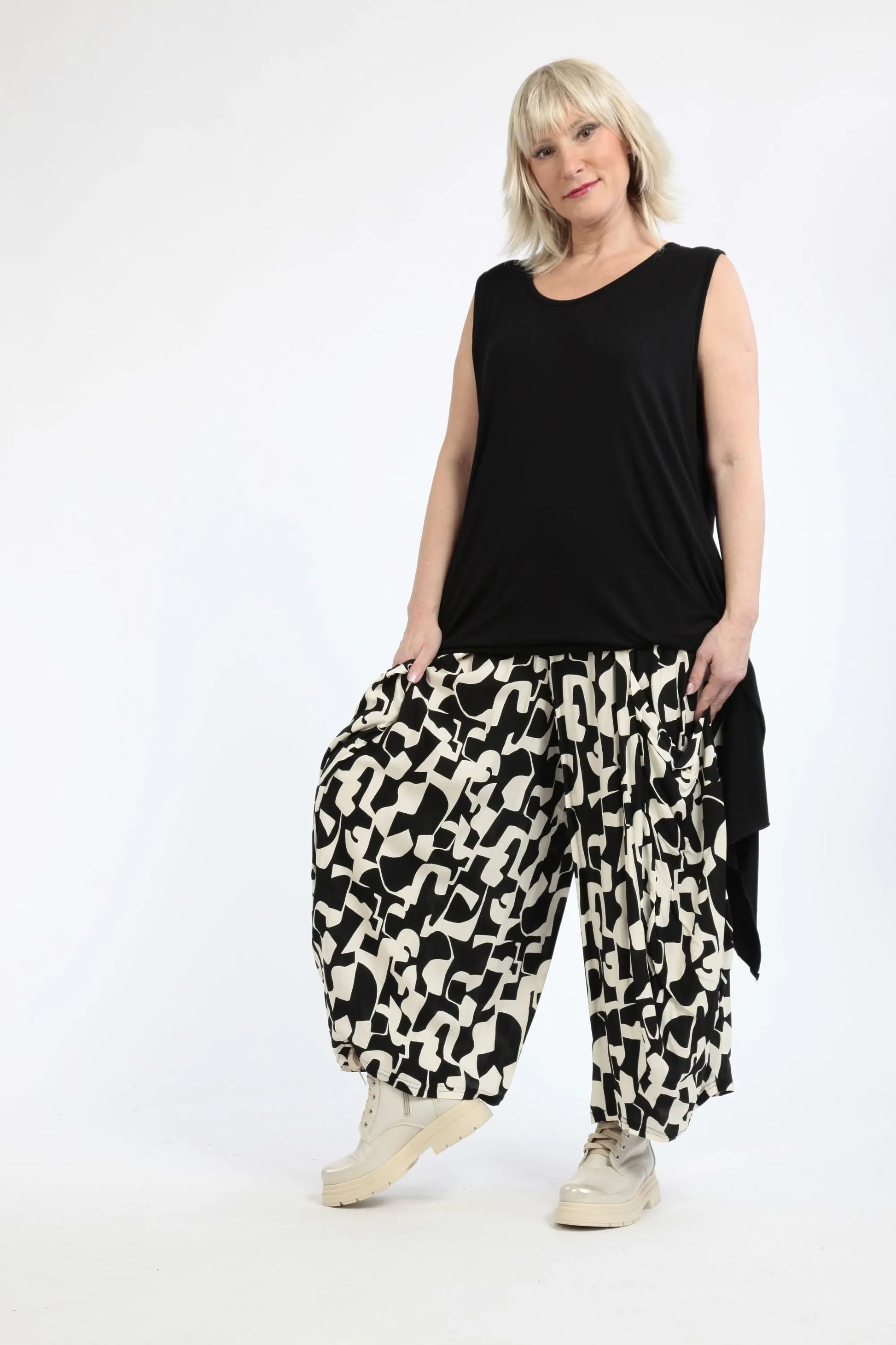  Stylische Ballonhose mit Schwarz-Ecru-Grafikmuster aus softer, leichter Viskose im Oversize-Schnitt