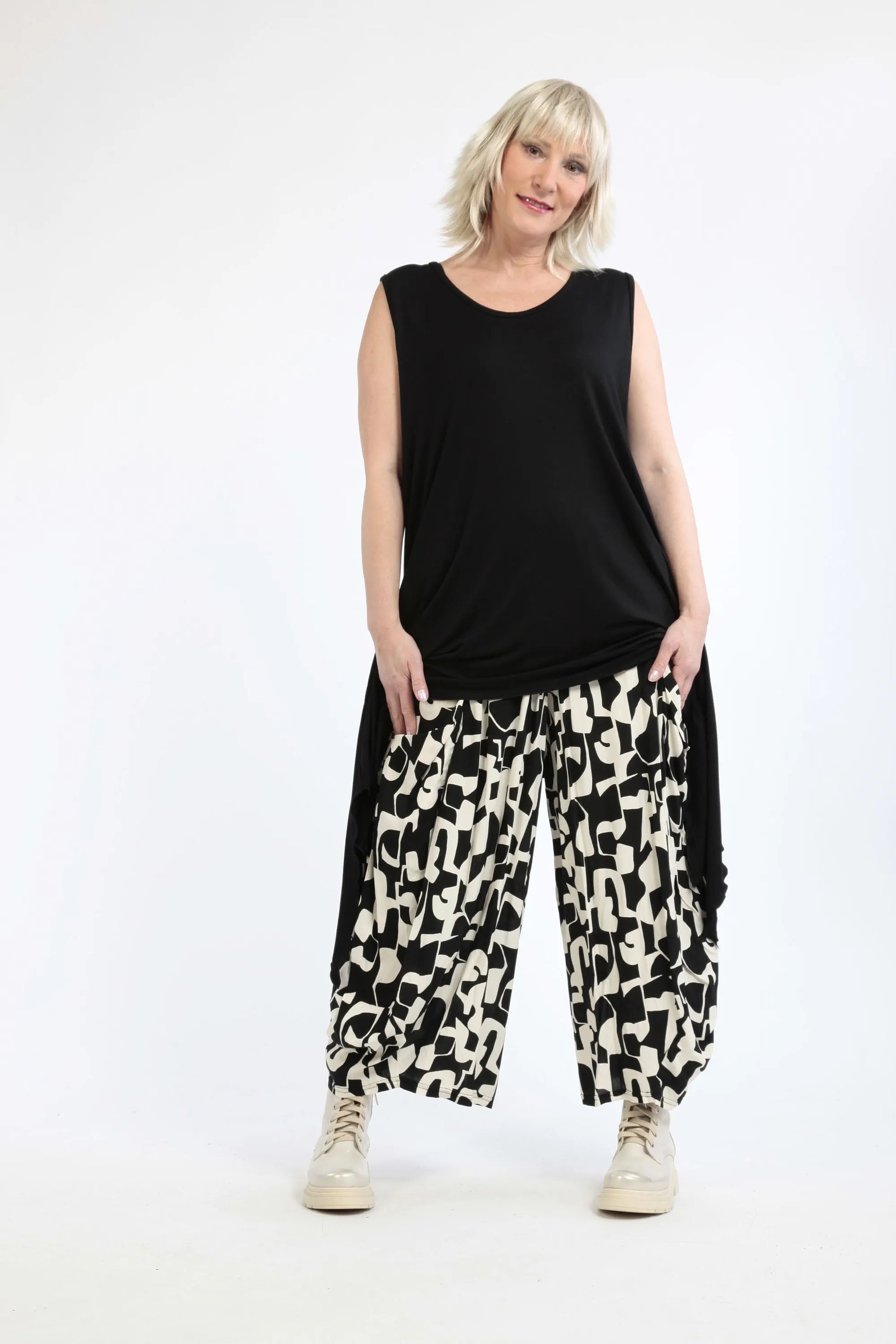  Stylische Ballonhose mit Schwarz-Ecru-Grafikmuster aus softer, leichter Viskose im Oversize-Schnitt