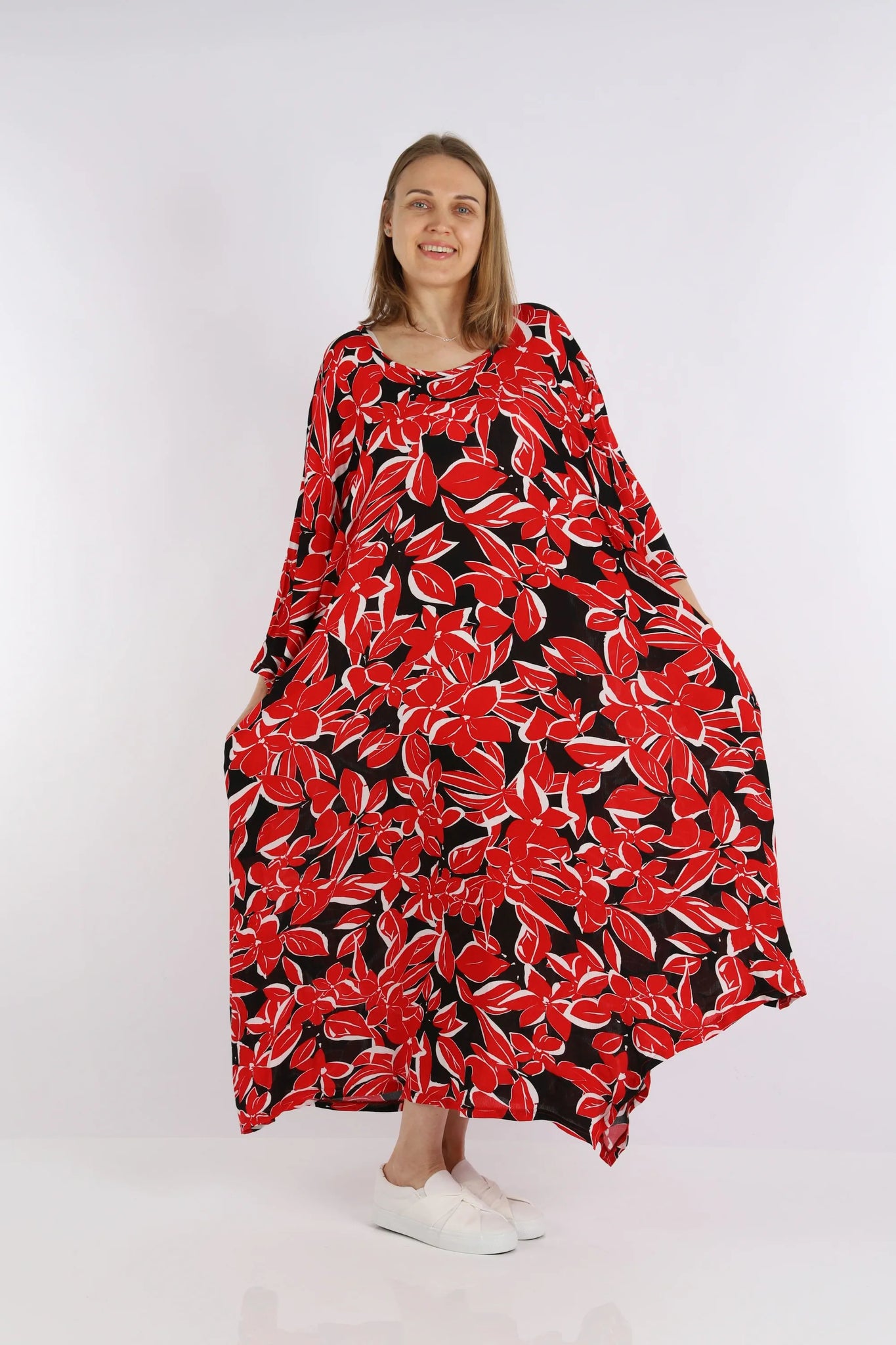  Luftiges A-Form Kleid mit floralem Muster in Rot und Schwarz, ideal für Plus Size Style