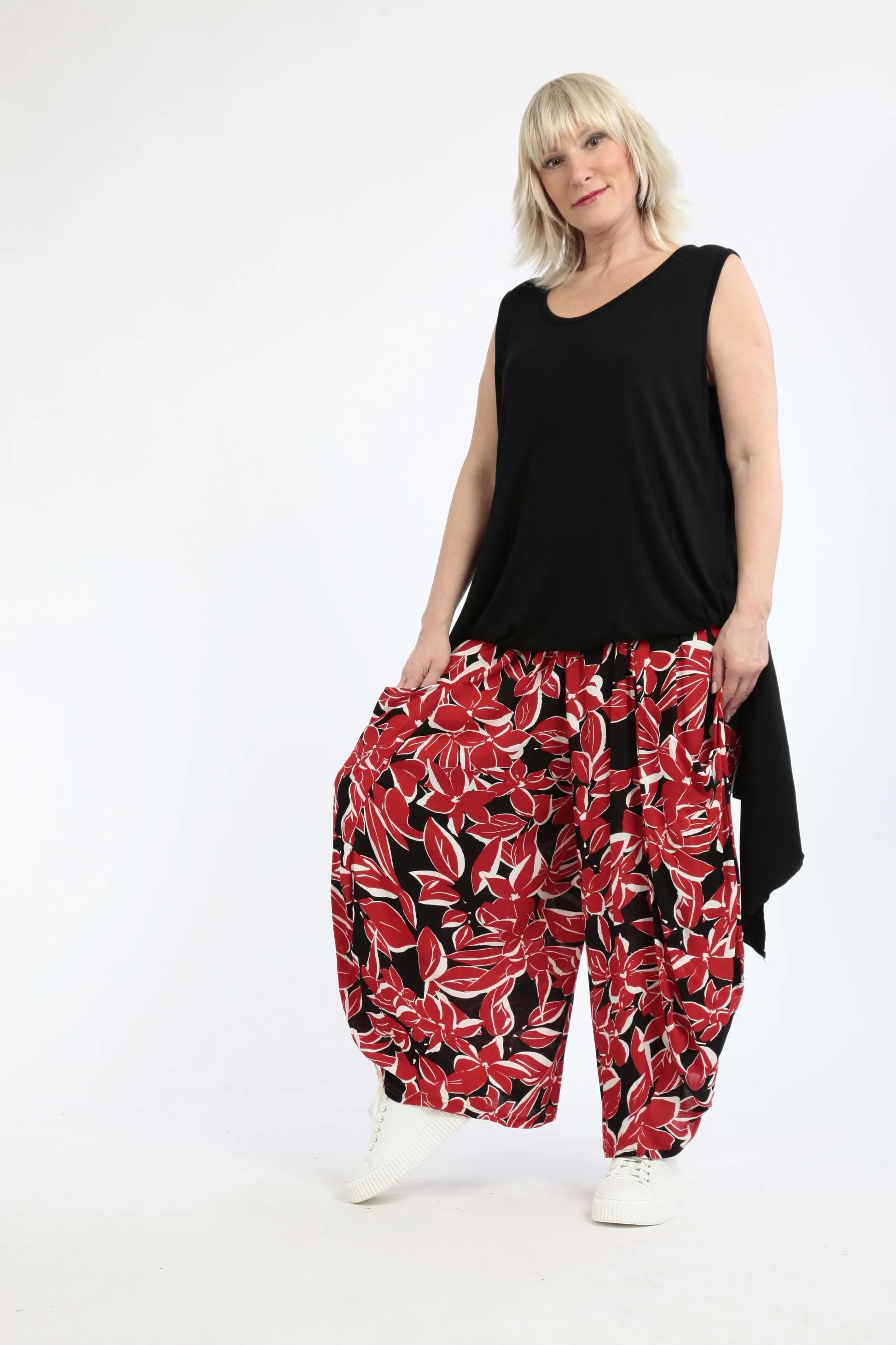  Ballonhose in Rot-Schwarz aus leichtem Viskose-Krepp für lässigen Lagenlook und Plus Size