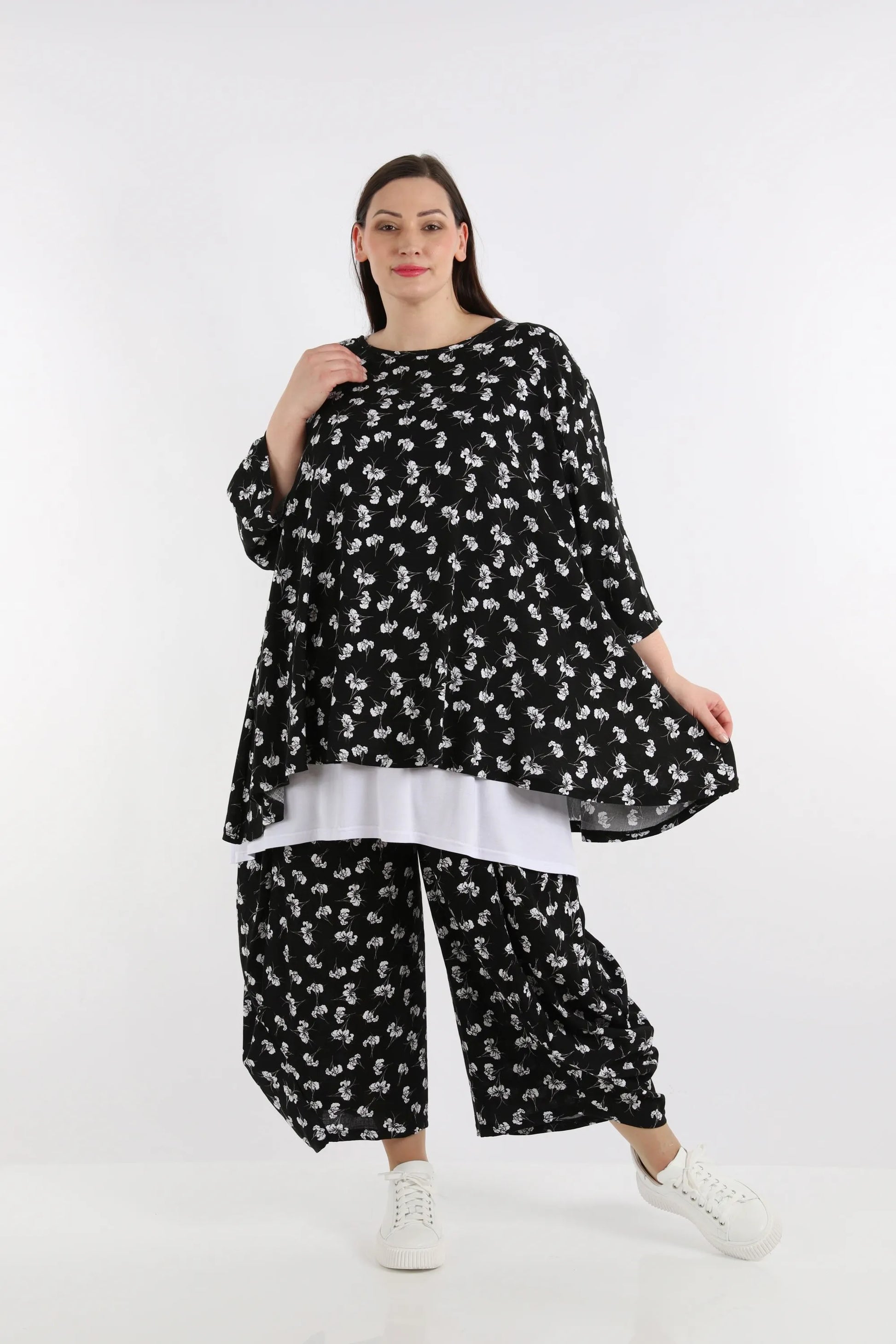  Luftige Ballonhose mit floralem Muster in Schwarz-Weiß für stilvolle Plus Size Looks