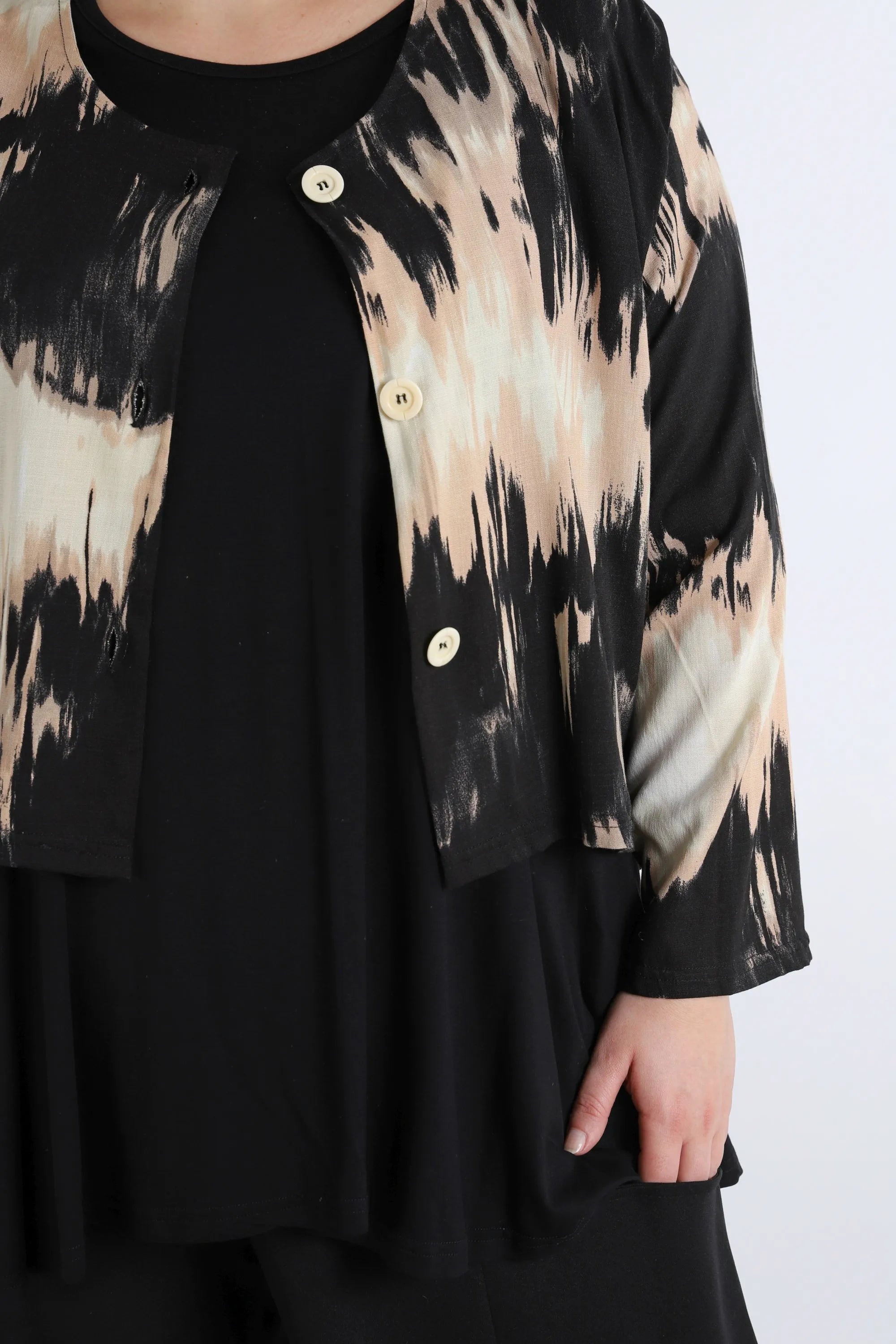  AKH Fashion Jacke in gerundeter Form, aus Rayon, 1258.00130, Schwarz-Beige, Batik, Schick