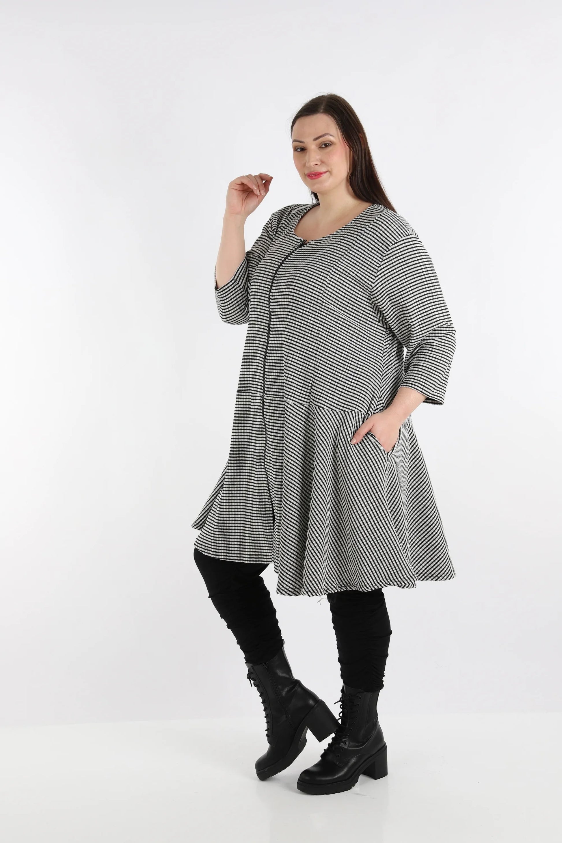  Stylische karierte Jacke in Schwarz-Weiß für Lagenlooks, leicht und bequem in Plus Size