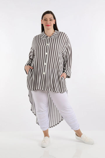  Stilvolle Vokuhila-Bluse in Grau-Weiß mit feinem Blockstreifen-Muster für Plus Size Fashion