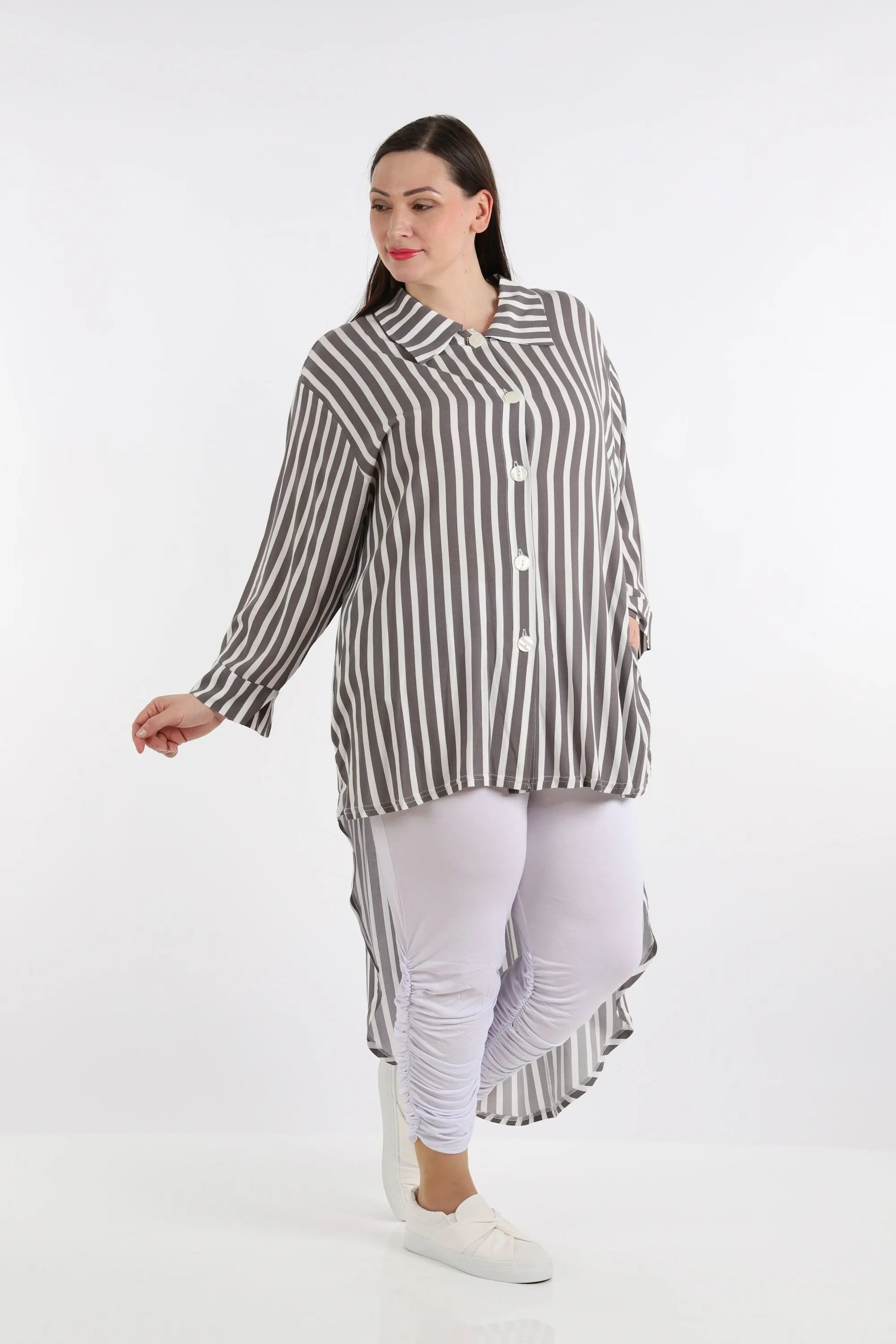  Stilvolle Vokuhila-Bluse in Grau-Weiß mit feinem Blockstreifen-Muster für Plus Size Fashion