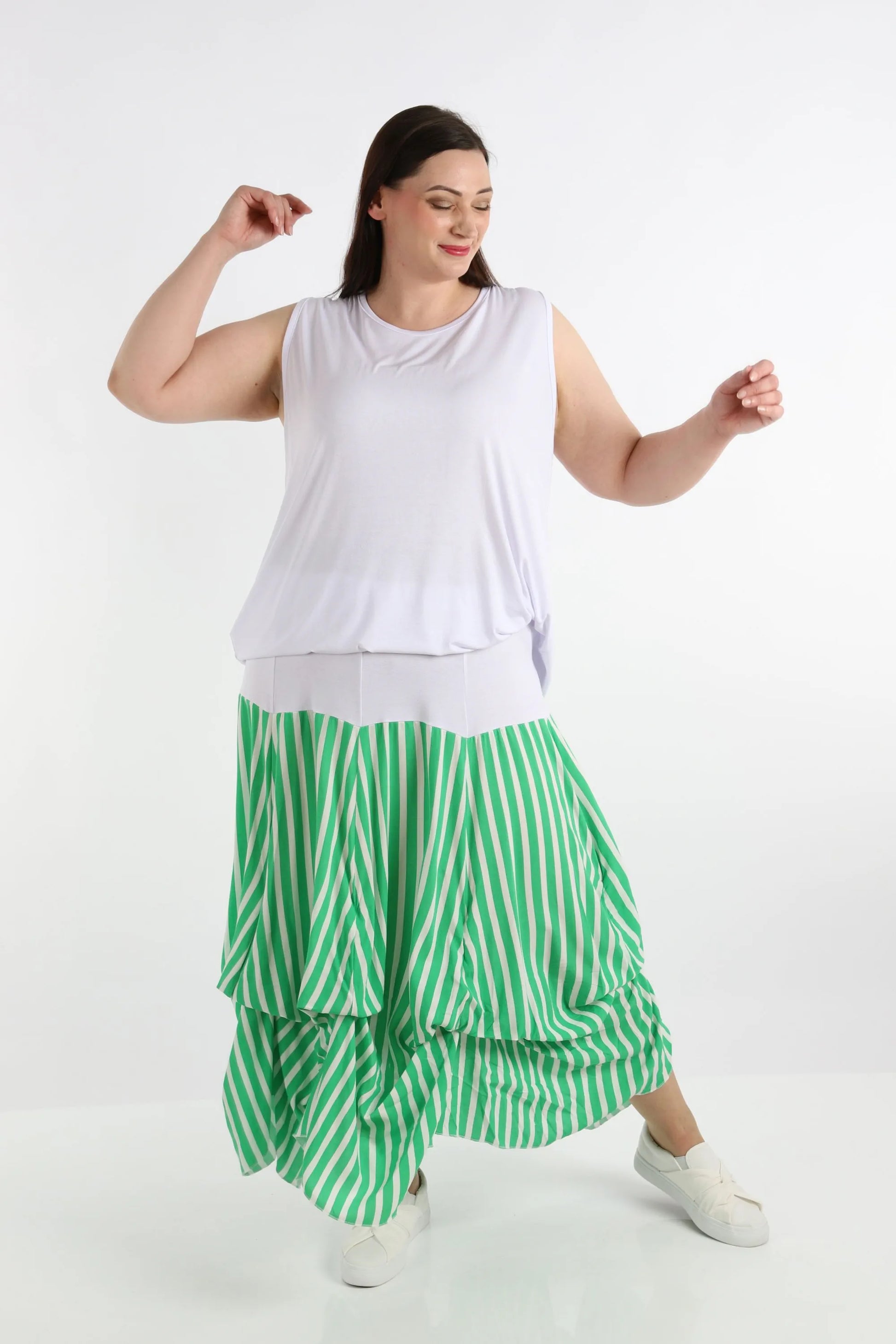  Stylischer Ballonrock mit Blockstreifen in Grau und Weiß, leichter Kreppstoff, Plus Size Schnitt