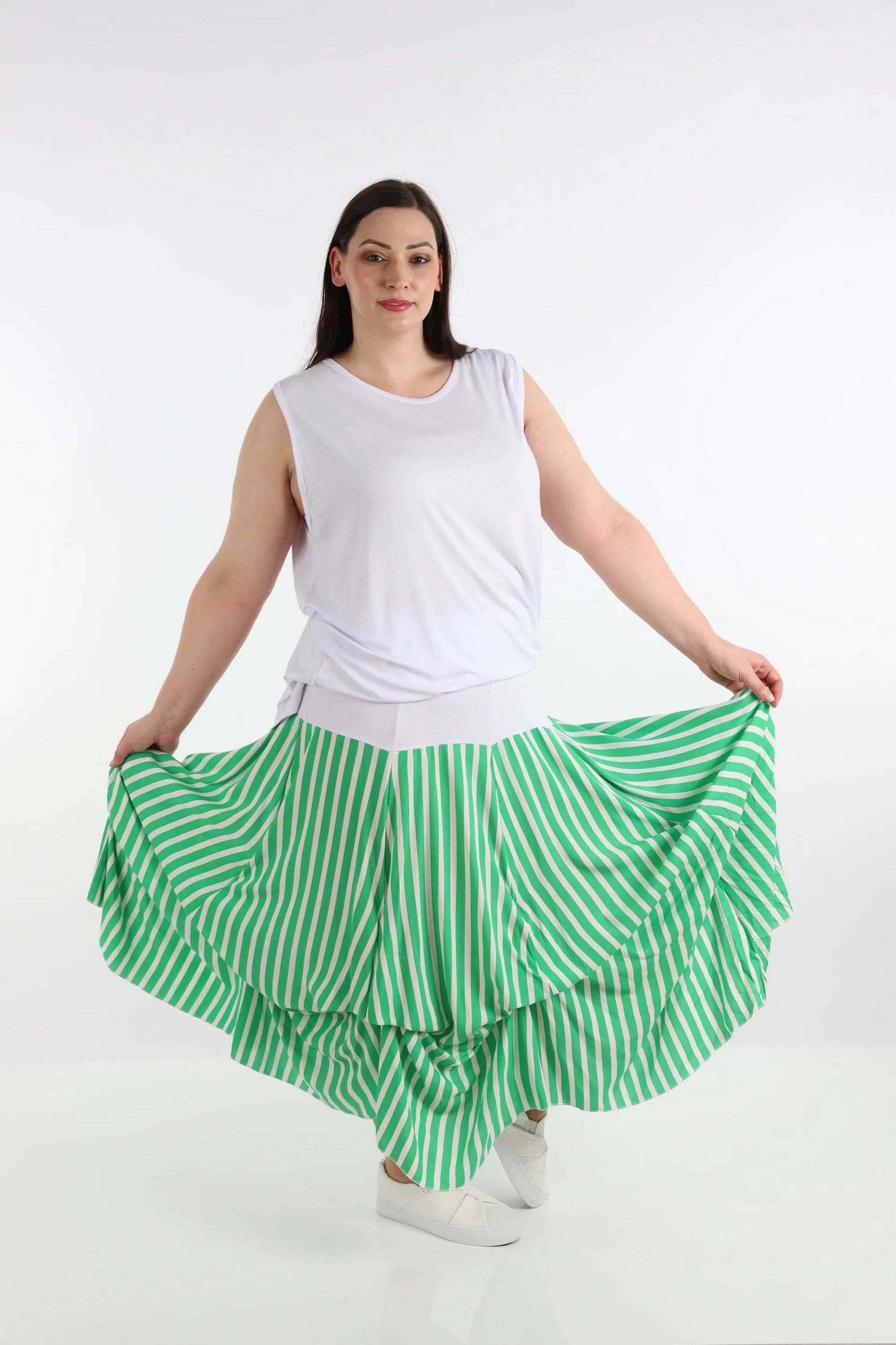  Stylischer Ballonrock mit Blockstreifen in Grau und Weiß, leichter Kreppstoff, Plus Size Schnitt