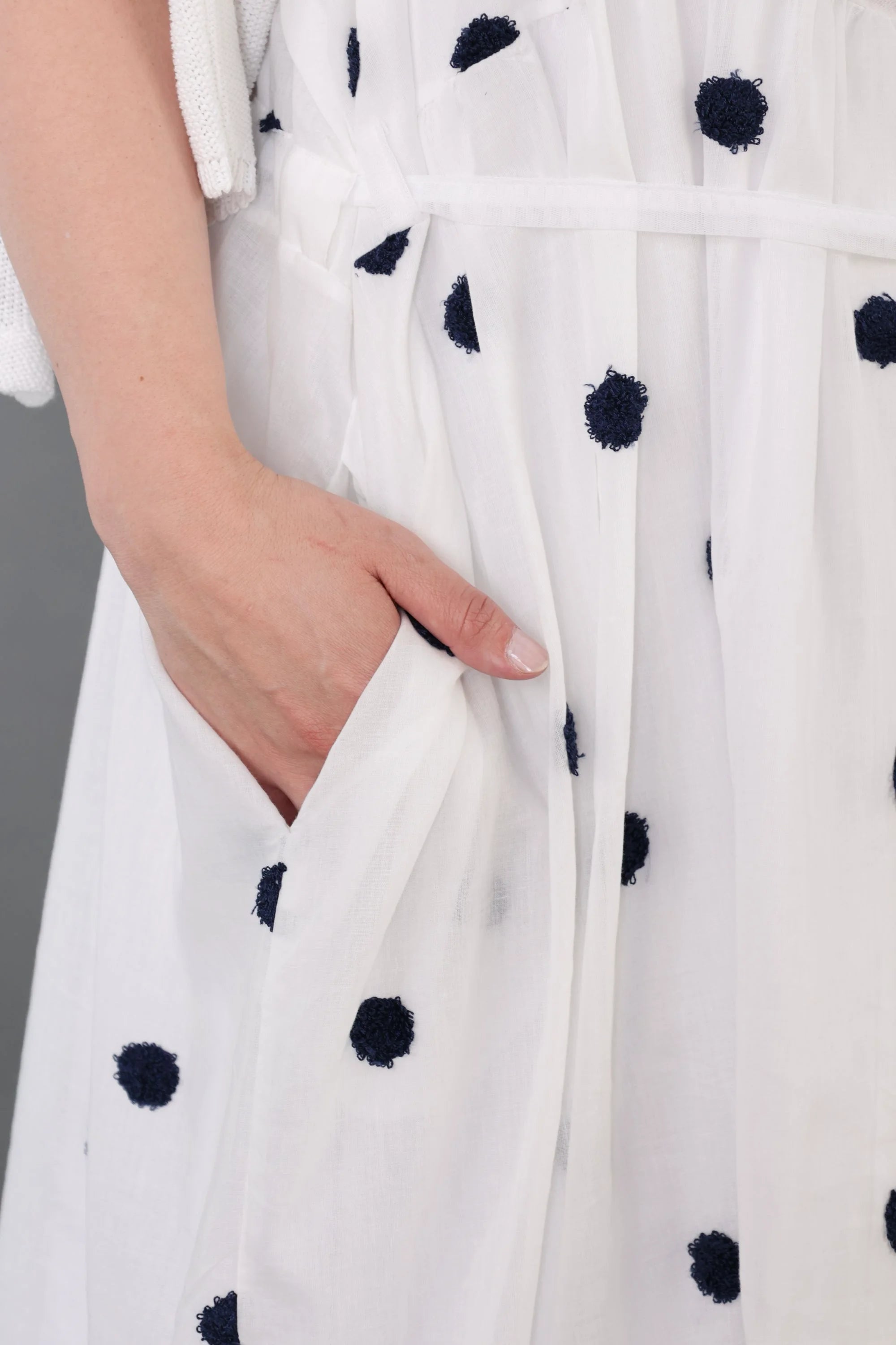  A-Form Kleid von AKH Premium aus Baumwolle, P1005.7115, Weiß/Dunkelblau, Punkte, Schick