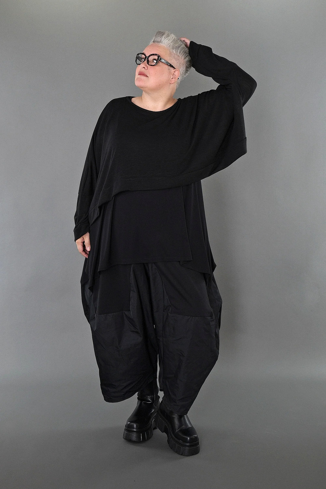  AKH Premium Überwurf in kastiger Form, aus Viskose, P1008.7011, Schwarz, Ausgefallen