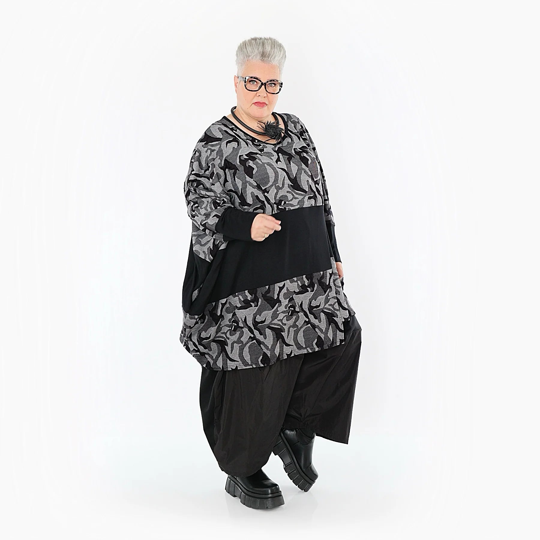 AKH Premium Bigshirt in asymmetrischer Form, aus Viskose, P1012.7143, Grau/Schwarz, Wellen
