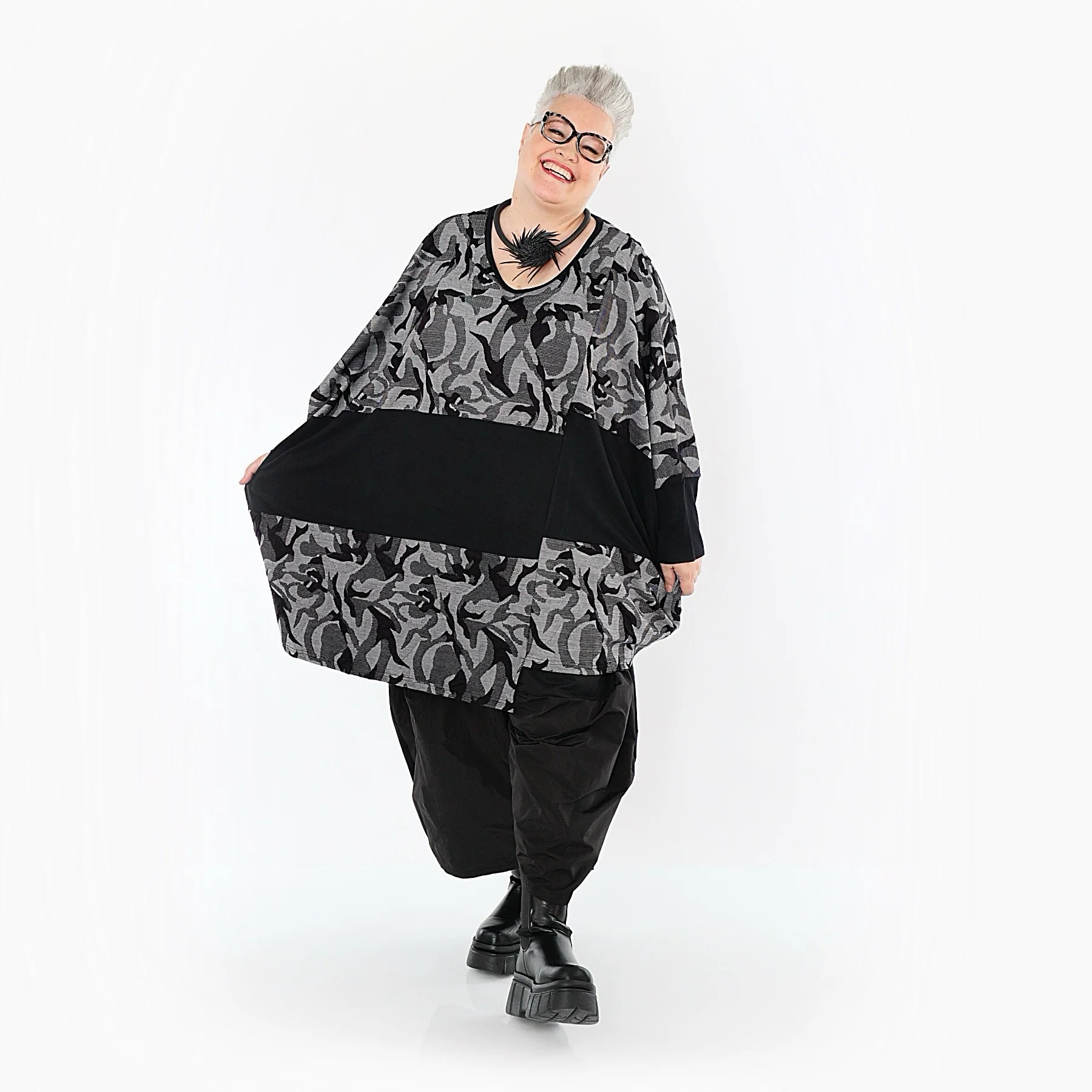  AKH Premium Bigshirt in asymmetrischer Form, aus Viskose, P1012.7143, Grau/Schwarz, Wellen