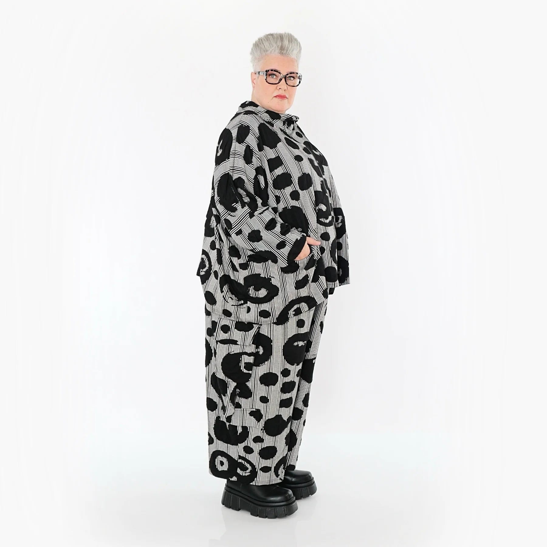  AKH Premium Jacke in kastiger Form, aus Viskose, P1013.7104, Schwarz/Weiß, Streifen