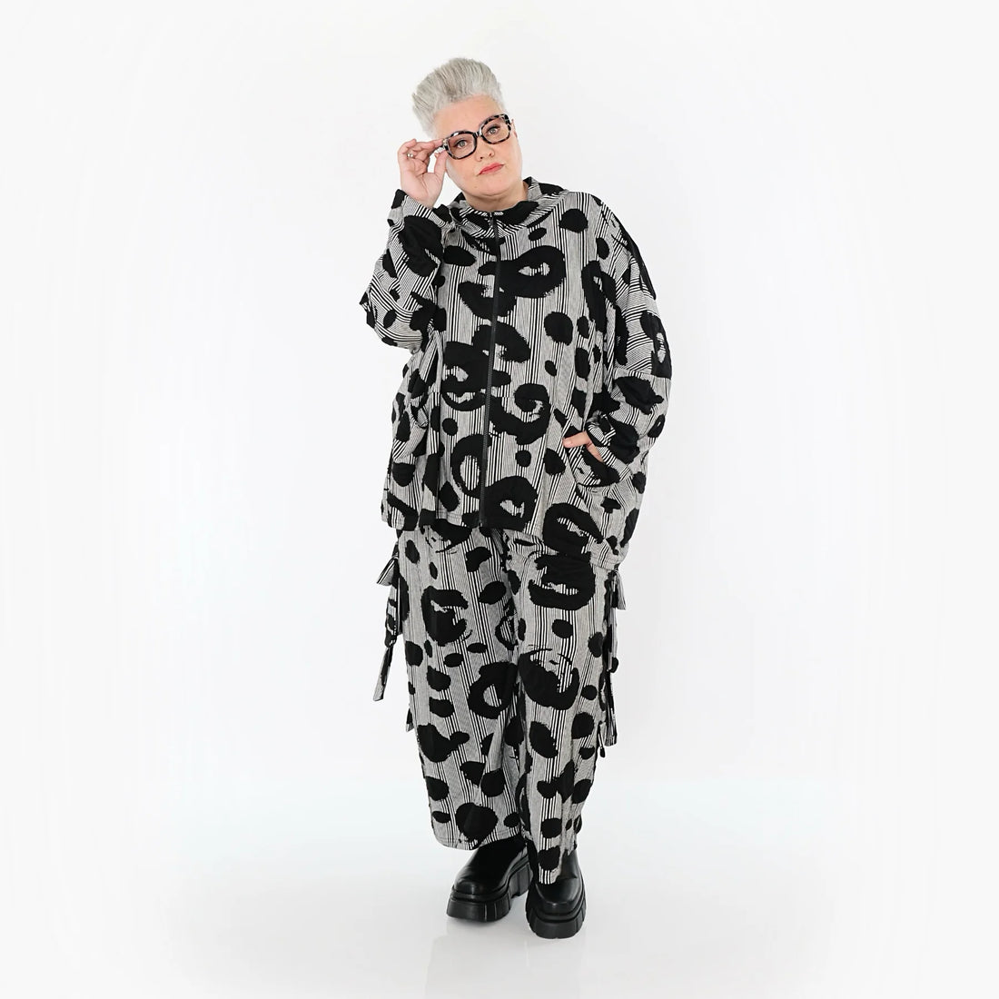  AKH Premium Jacke in kastiger Form, aus Viskose, P1013.7104, Schwarz/Weiß, Streifen