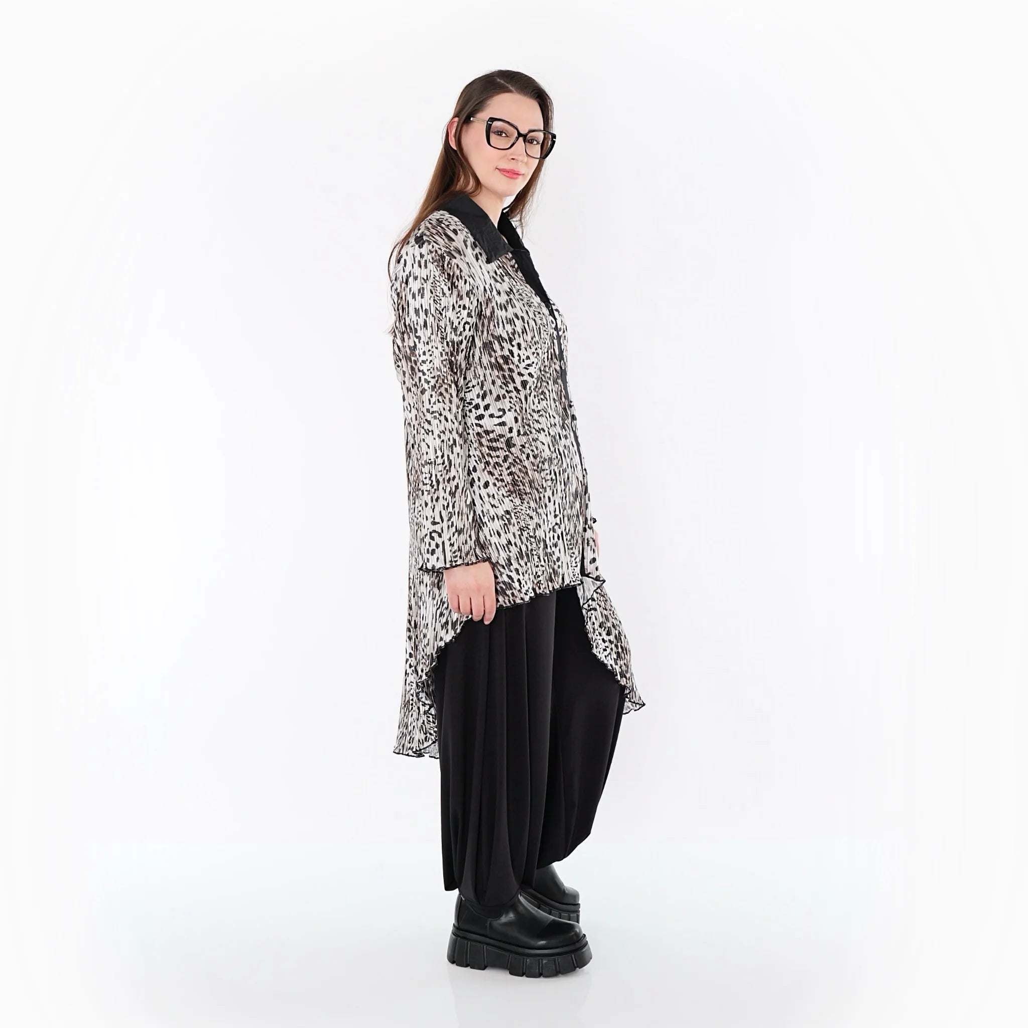  AKH Premium Bluse in Vokuhila-Form, aus Polyester, P1018.7149, Ecru/Braun/Schwarz, Schick