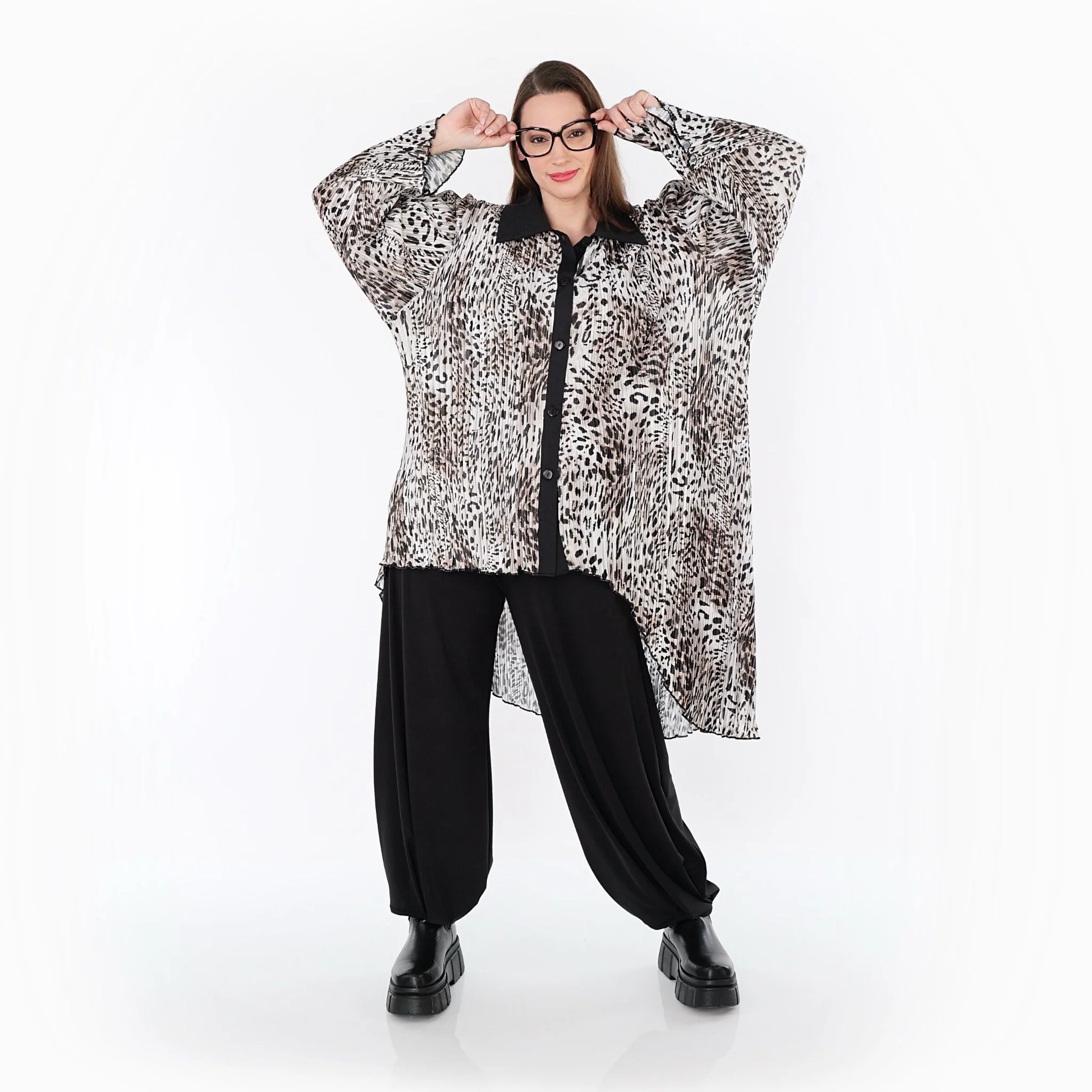  AKH Premium Bluse in Vokuhila-Form, aus Polyester, P1018.7149, Ecru/Braun/Schwarz, Schick