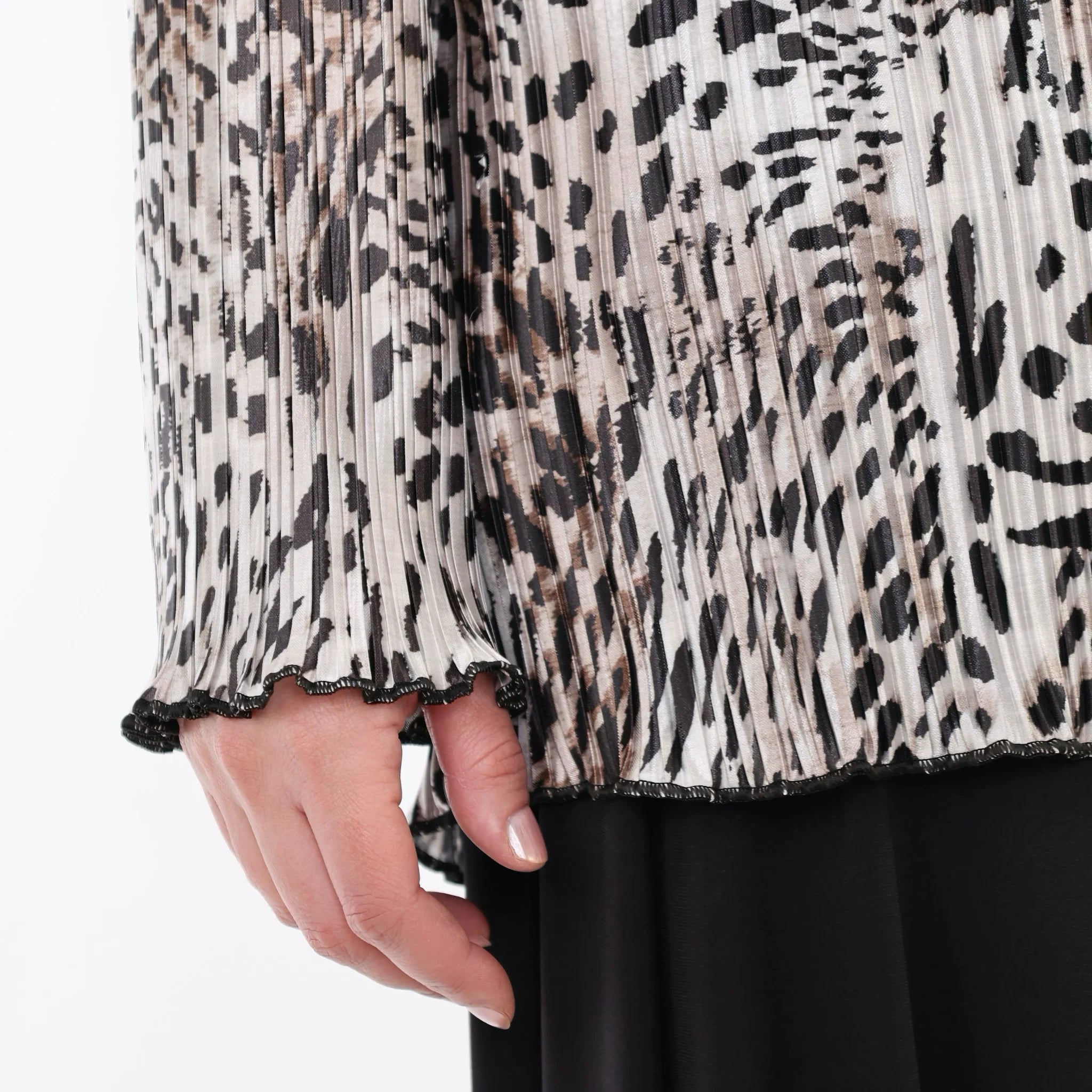  AKH Premium Bluse in gerundeter Form, aus Polyester, P1018.7151, Ecru/Braun/Schwarz