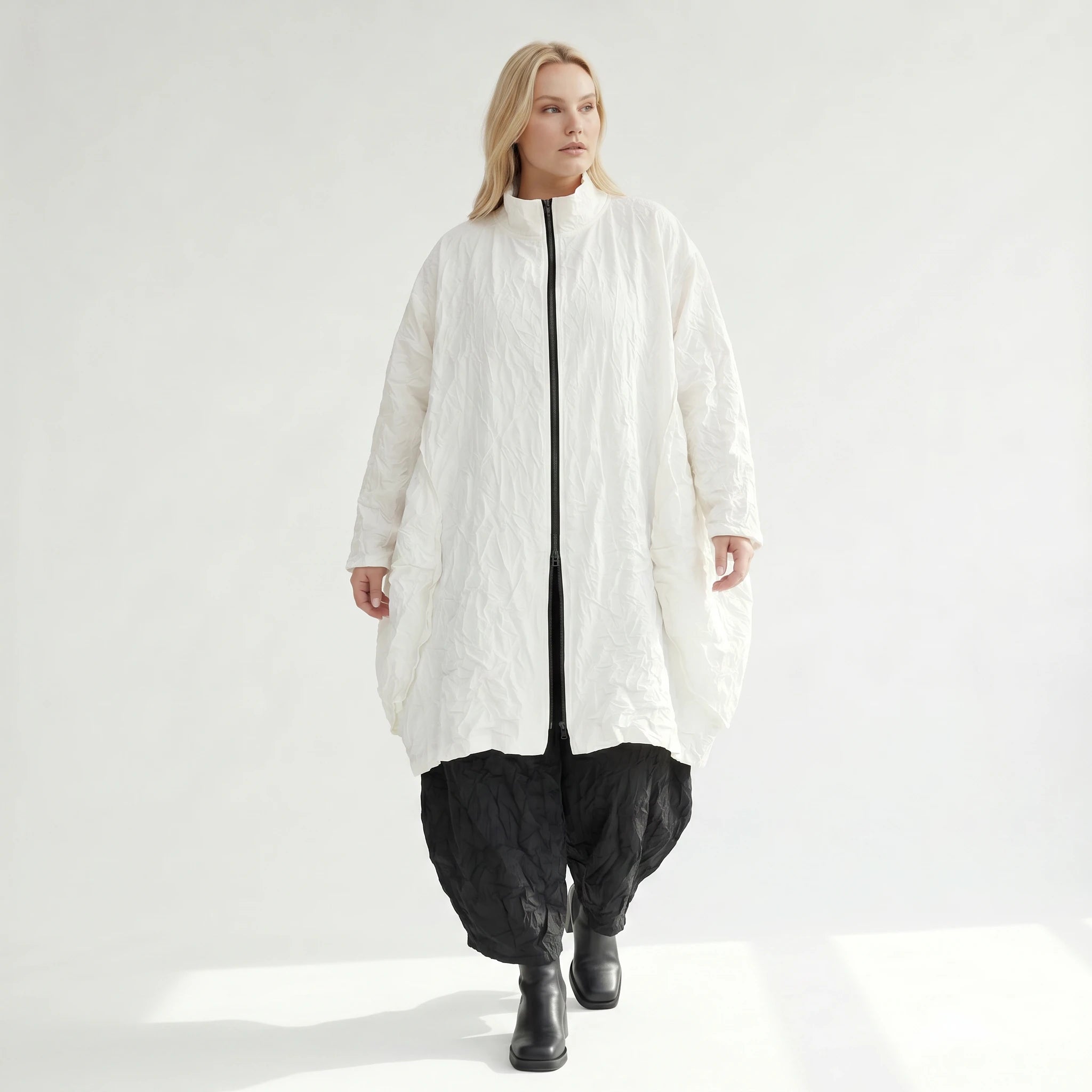 Stilvolle Ballonjacke im ausgefallenen Lagenlook aus leichter Crash Popeline, luftig leger, Weiß
