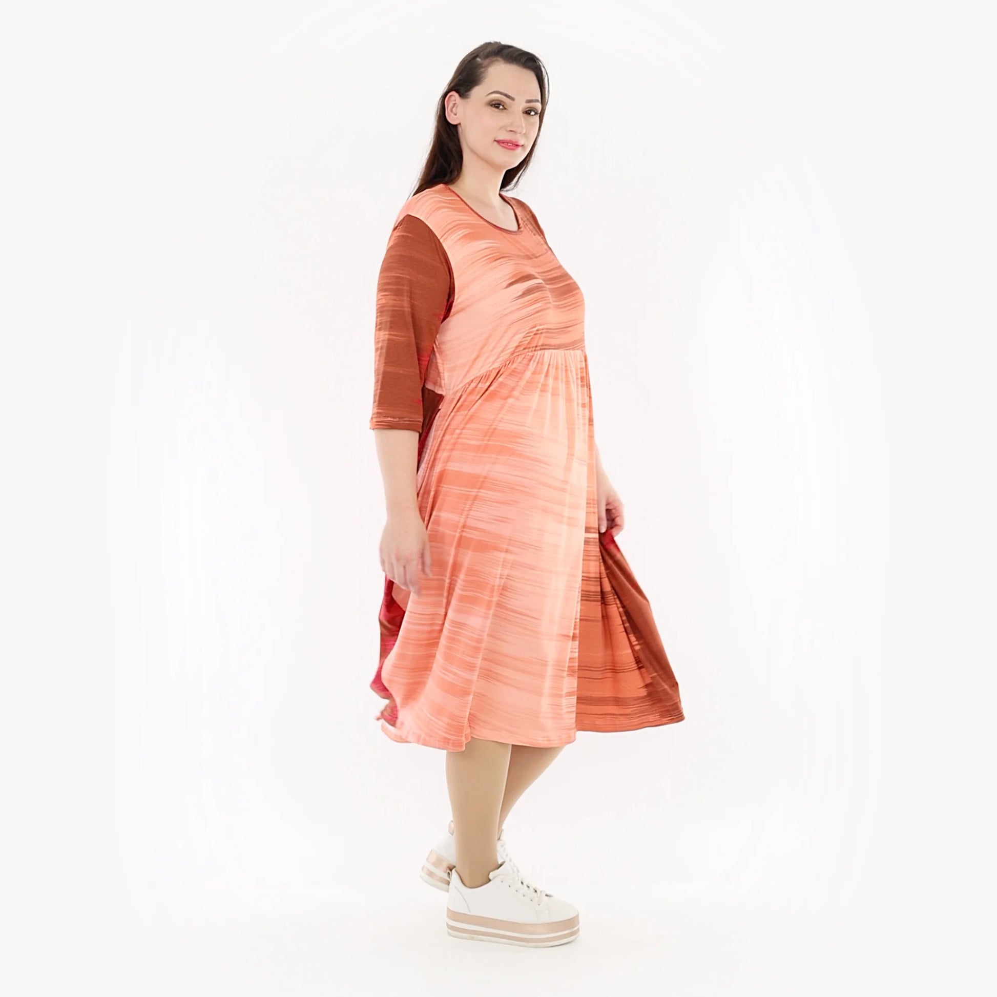  Ballonkleid in lebhaftem Batik-Design in Koralle-Orange aus leichtem Viskosemix für Komfort