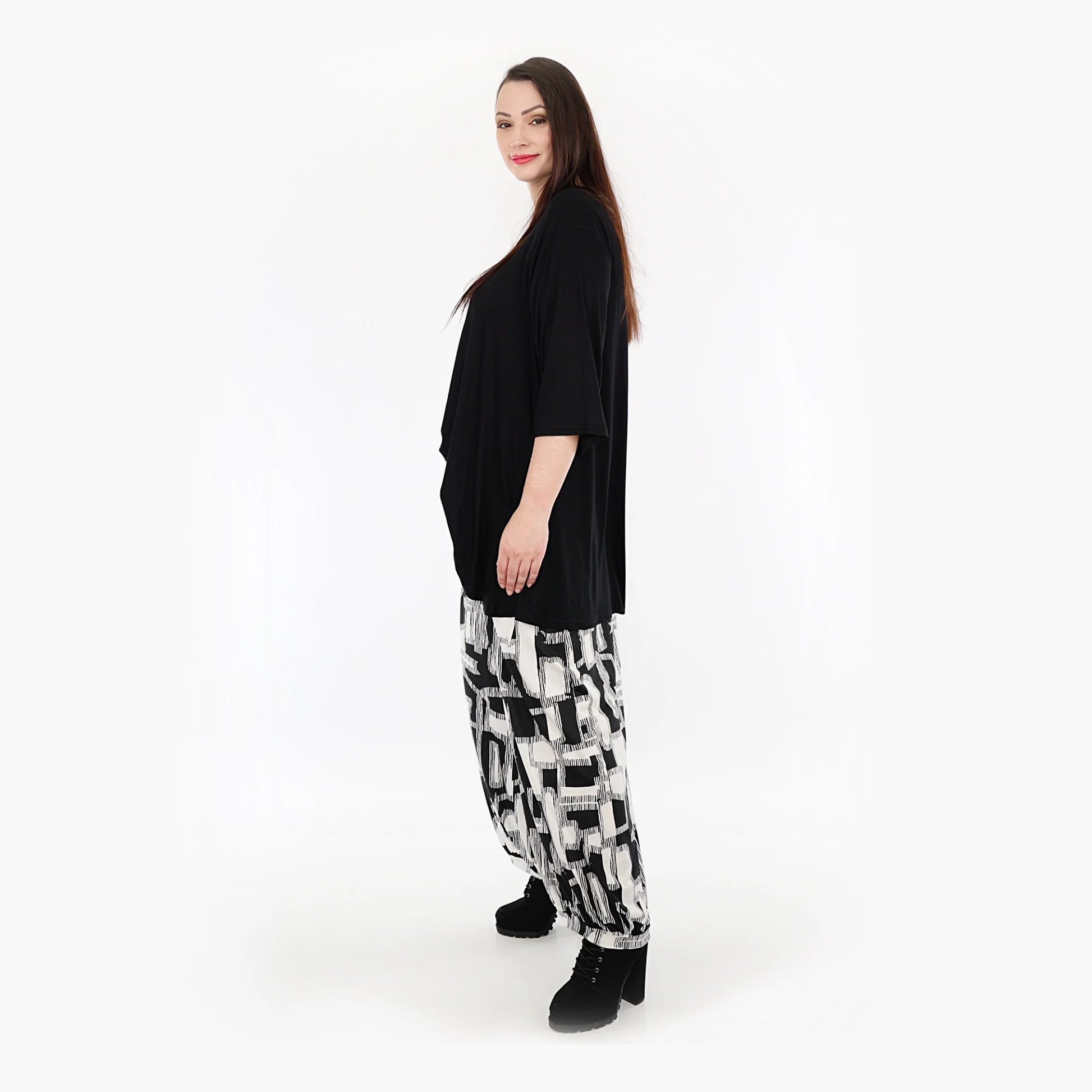  Ballonhose aus knitterfreiem Slinky – lässige Passform in Schwarz-Weiß für Plus Size Mode