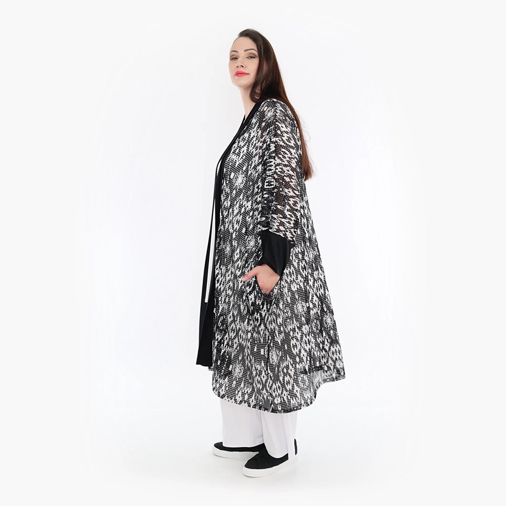  Stylische Batik-Jacke mit transparenter Spitze für komfortable Lagenlooks in Schwarz-Weiß