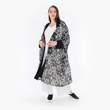  Stylische Batik-Jacke mit transparenter Spitze für komfortable Lagenlooks in Schwarz-Weiß